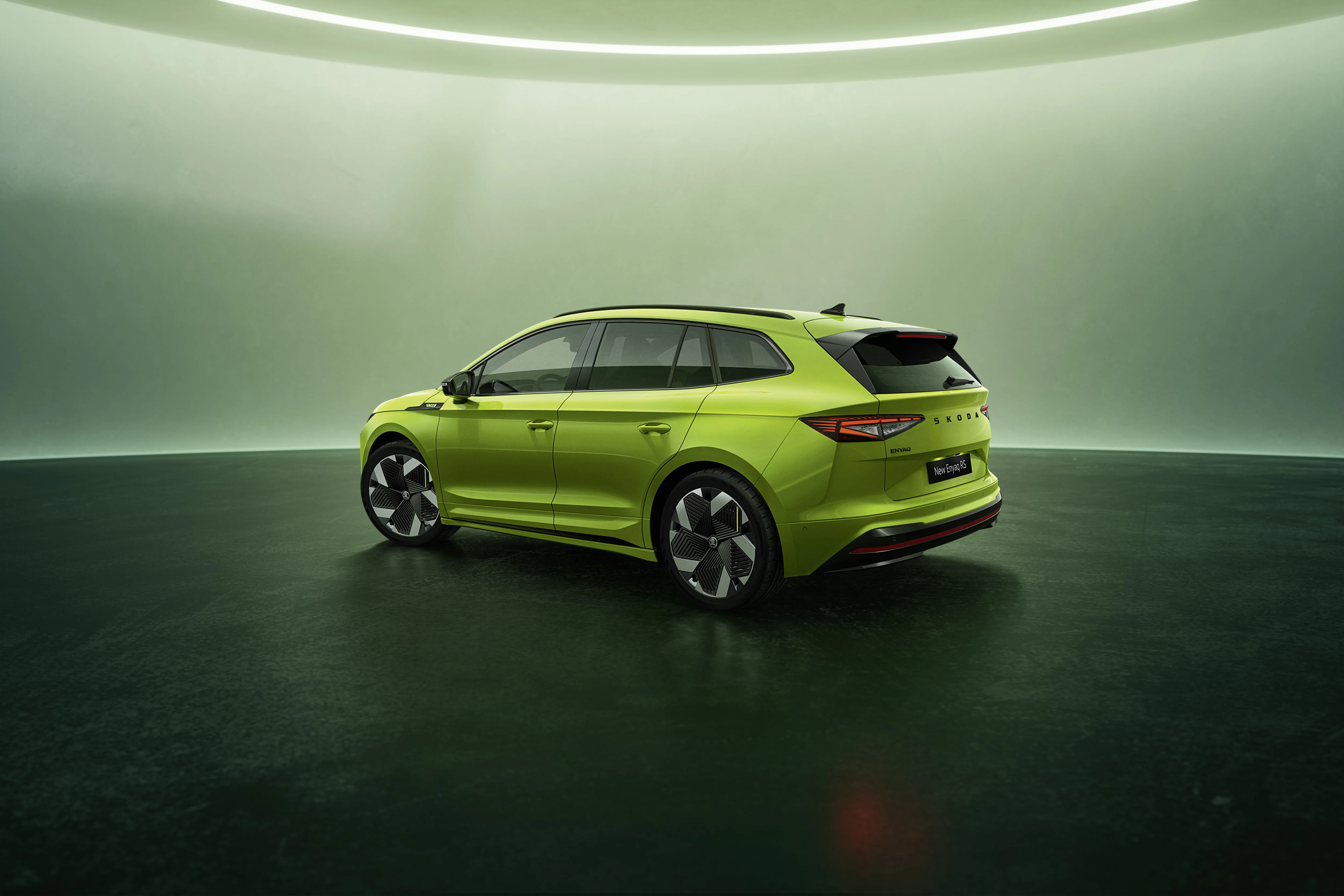 Das Exterior des Škoda Enyaq RS aus der Seiten- und Heckansicht.