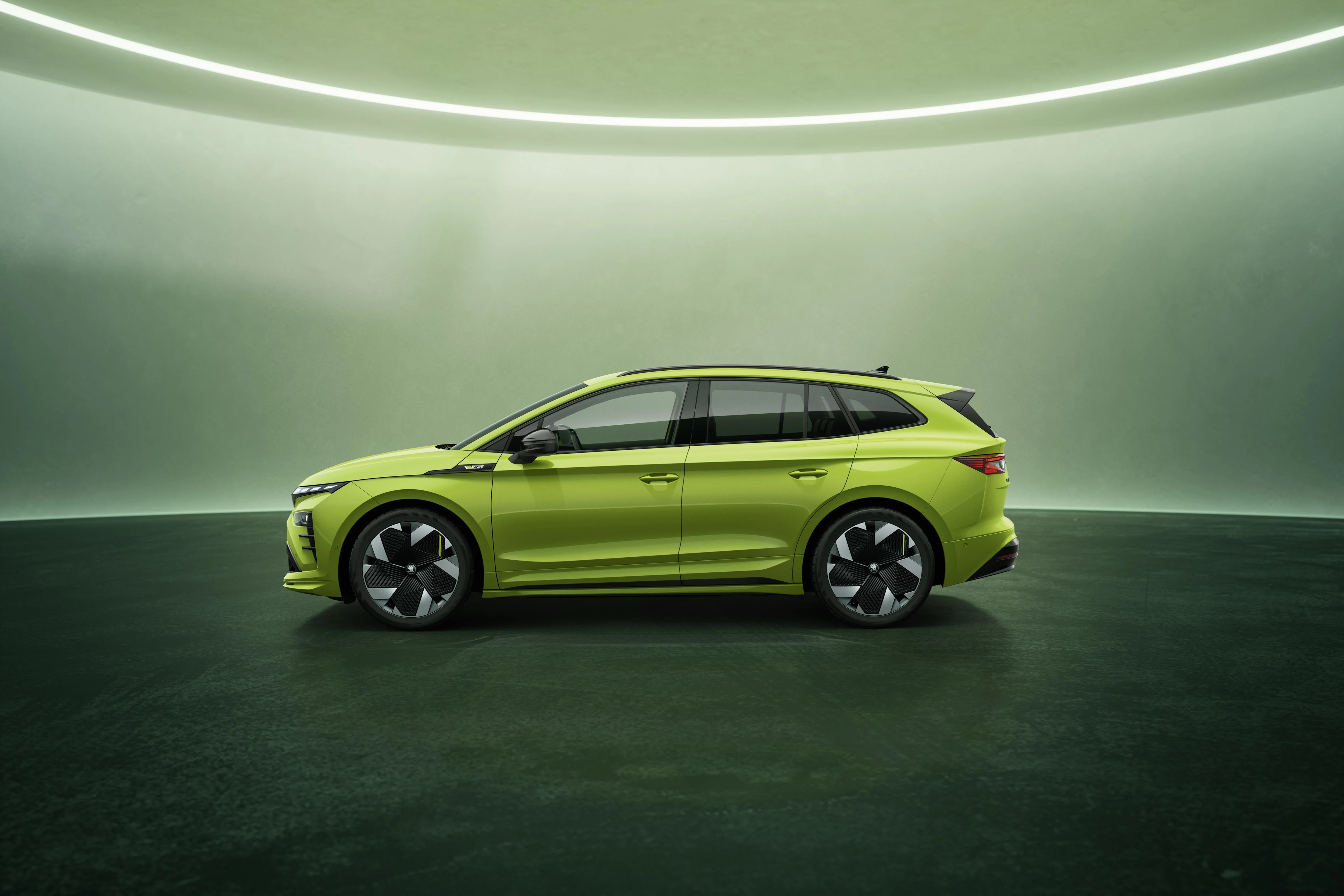 Seitenansicht auf das Exterior des neuen Škoda Enyaq RS