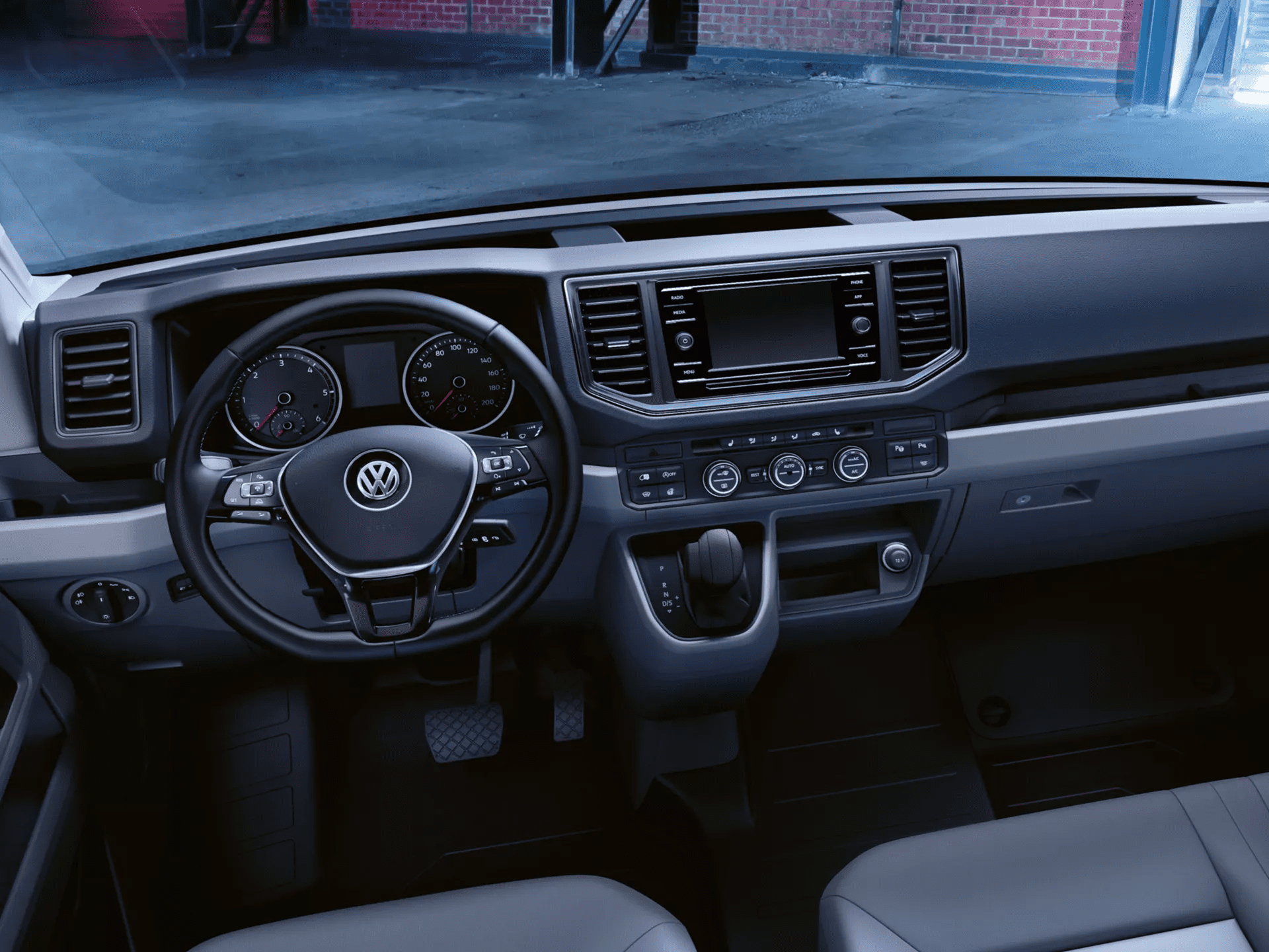 Sicht auf das Cockpit des VW Crafter Cargo