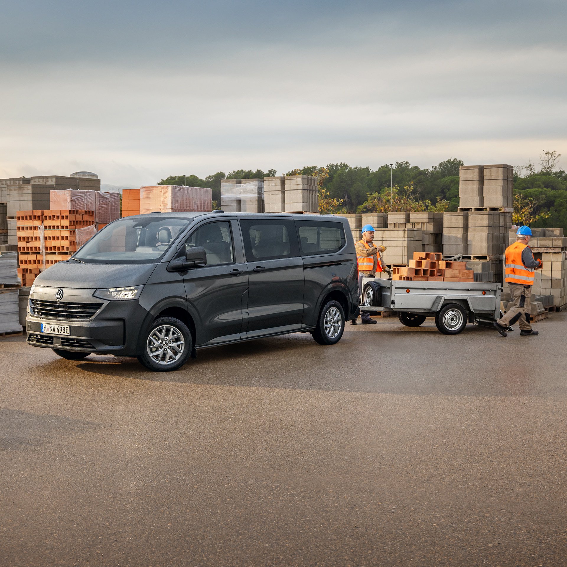 Das Exterior des VW Transporter Kombi aus der Seiten- und Frontansicht.