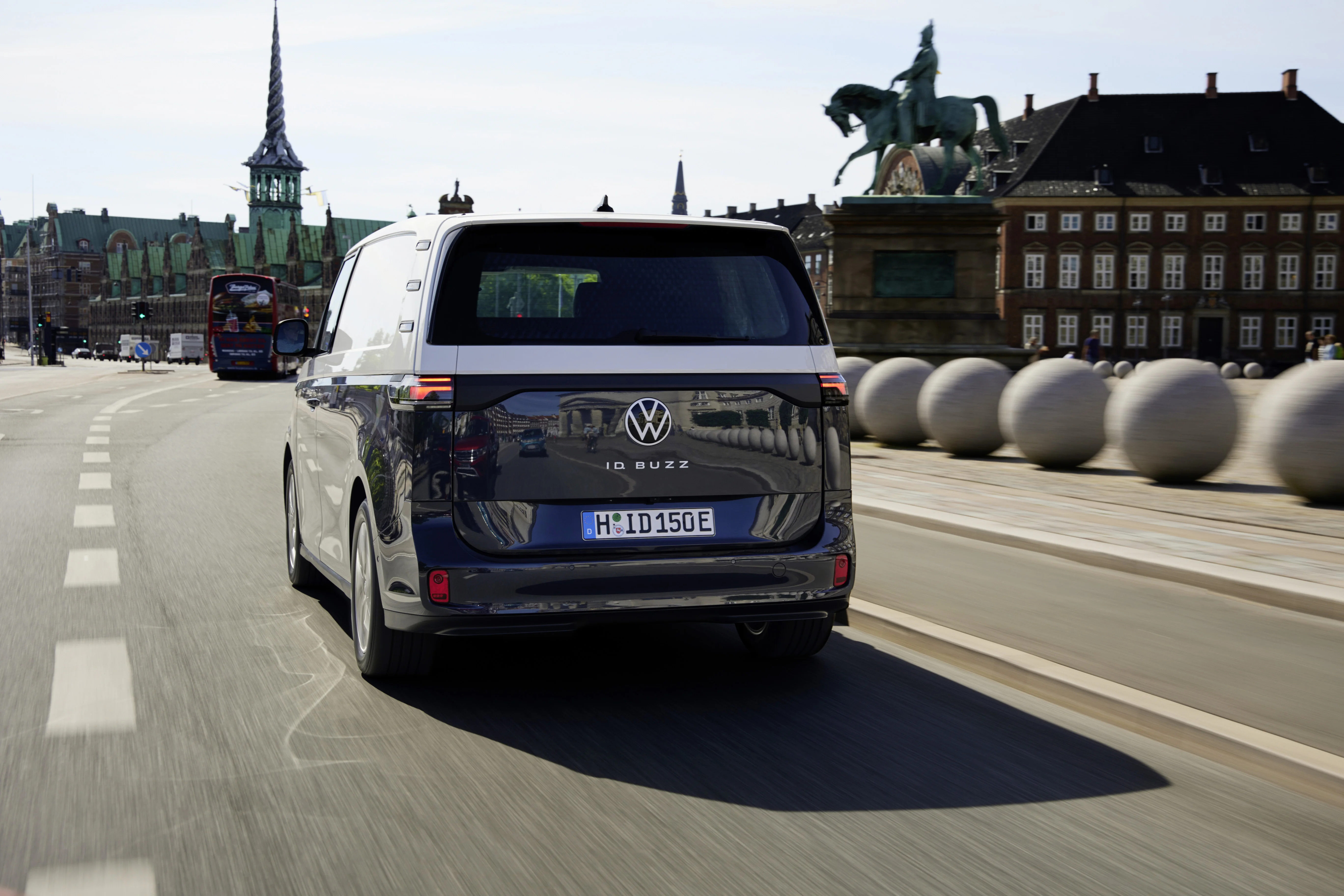 Blick auf das Heck: der VW ID. Buzz Cargo von hinten.