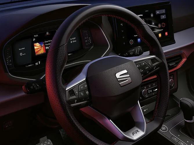 Nahaufname: das Lenkrad des Seat Ibiza