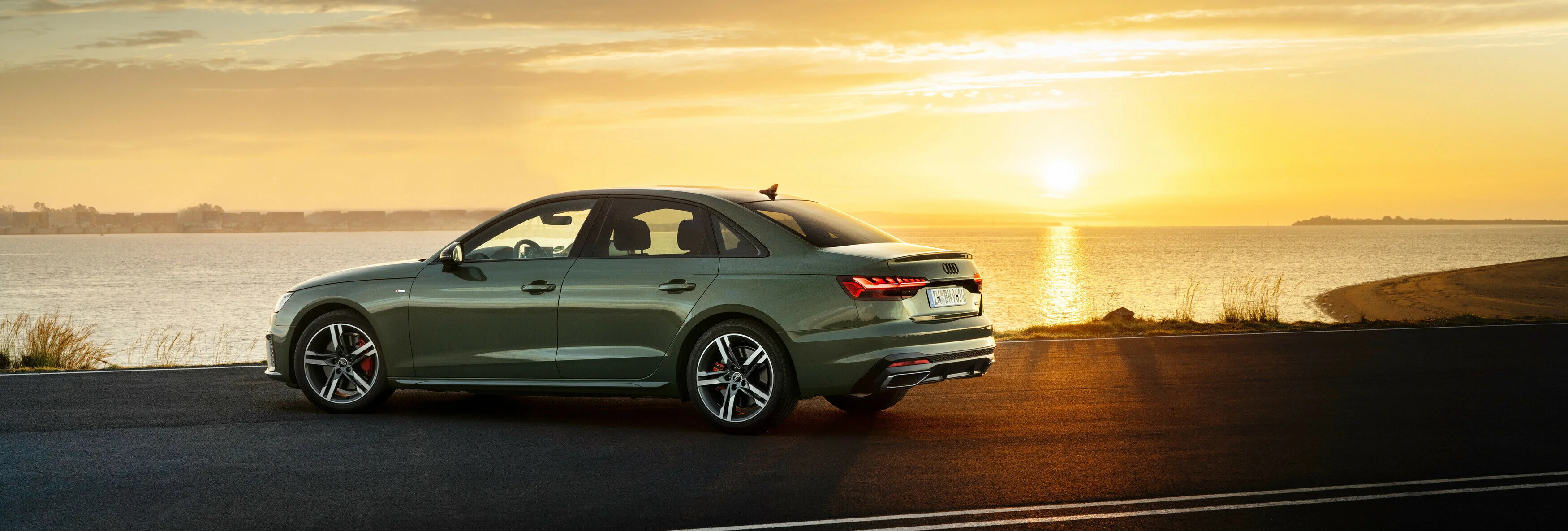 Blick auf das Exterior: der Audi A 4 im Sonnenuntergang