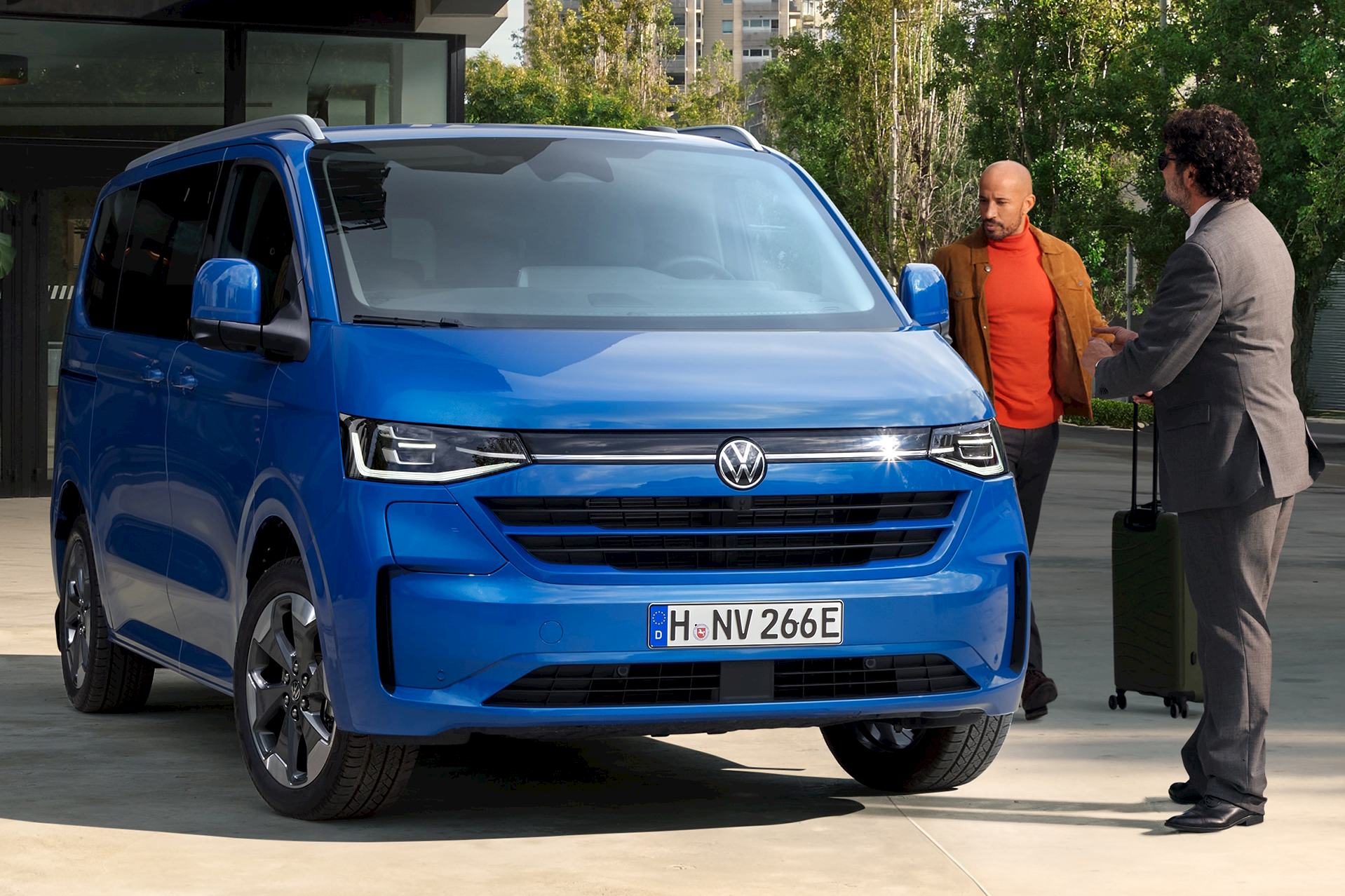 Der VW Caravelle in der Frontansicht.