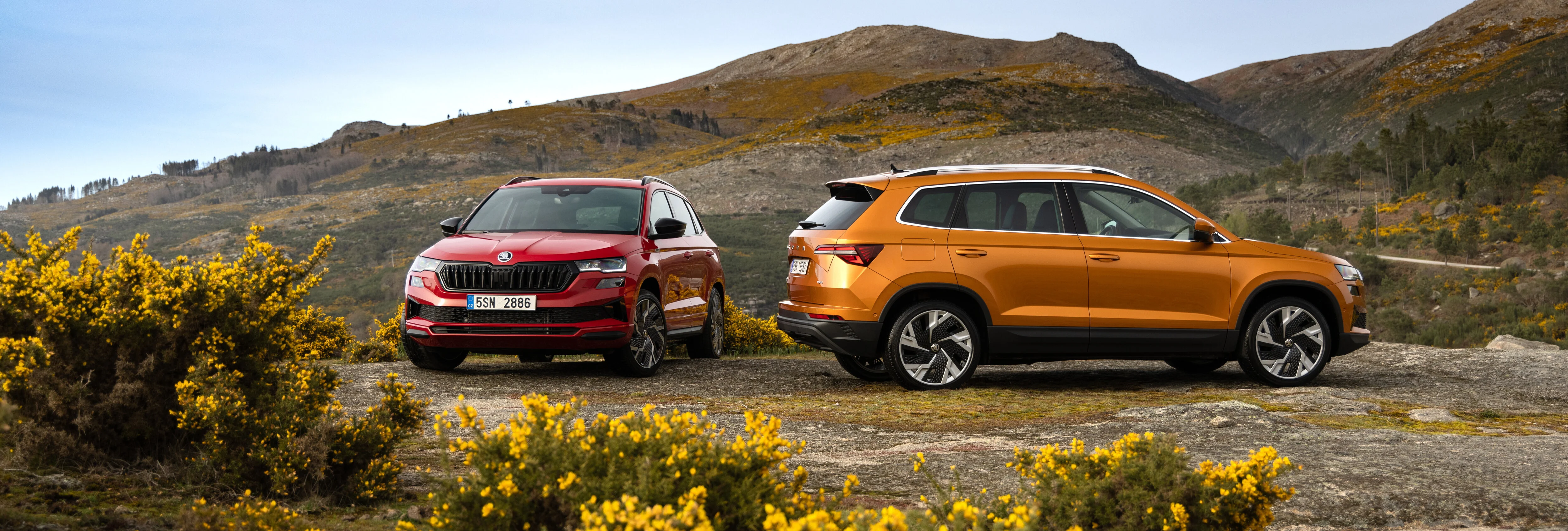 Das Exterior des Skoda Karok in den Lackierungen Phoenix-Orange und Velvet-Rot