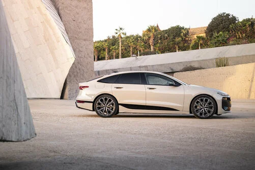 Der Audi A6 e-tron in der Seitenansicht