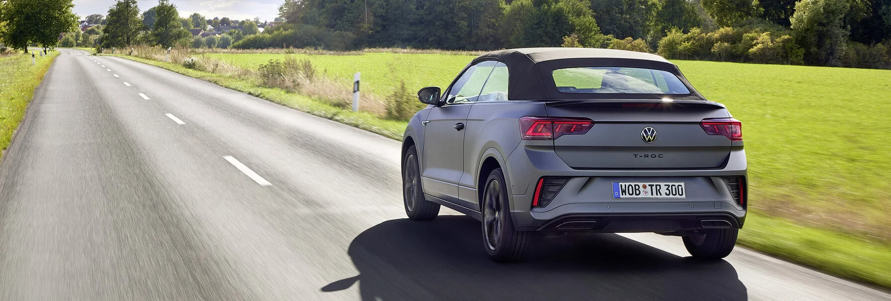 Heckaufnahme: der Volkswagen T-Roc als Cabrio mit geschlossenem Dach