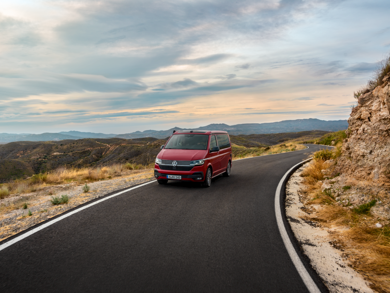 Dynamische Fahraufnahme des VW Nutzfahrzeug California