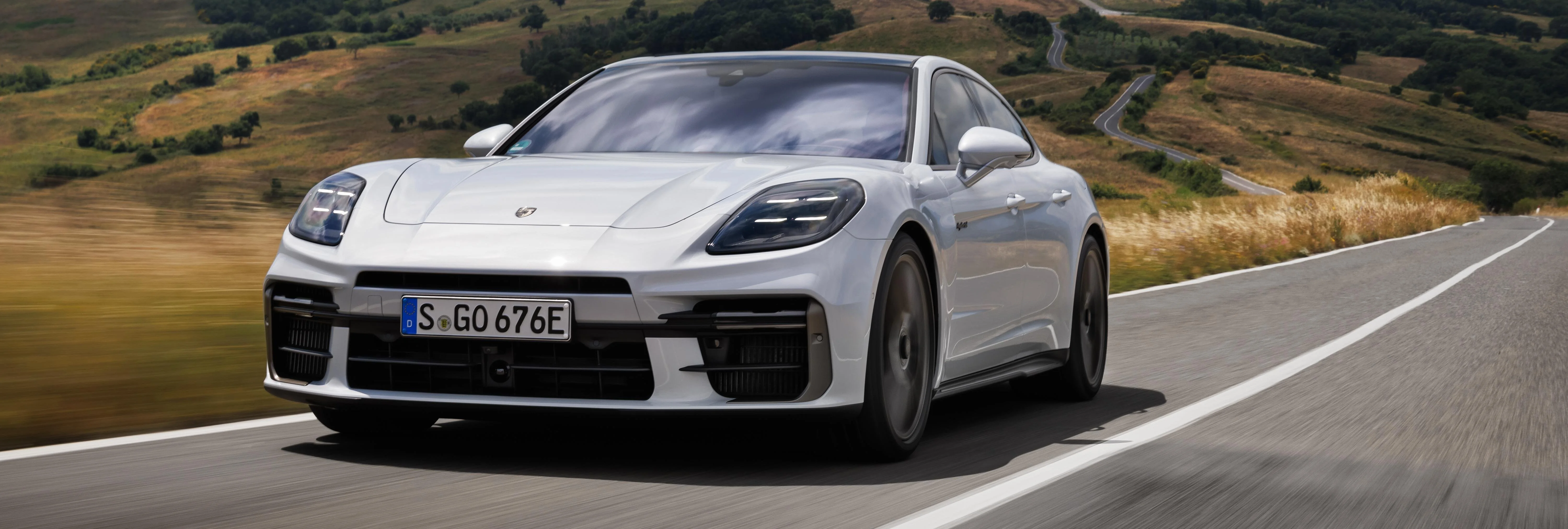 Der Porsche Panamera Turbo S E-Hybrid in der Frontansicht.