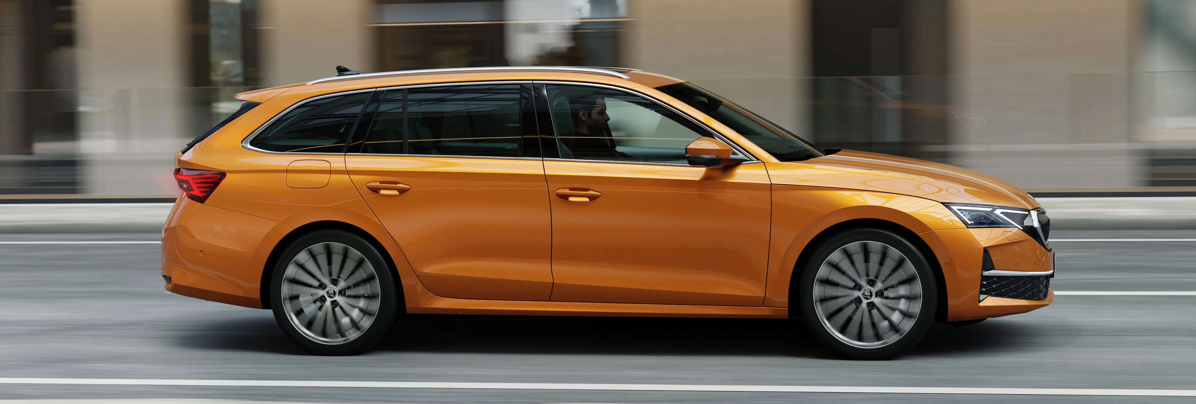 Der Skoda Octavia in der Karosserie-Variante Combi in der Seitenansicht