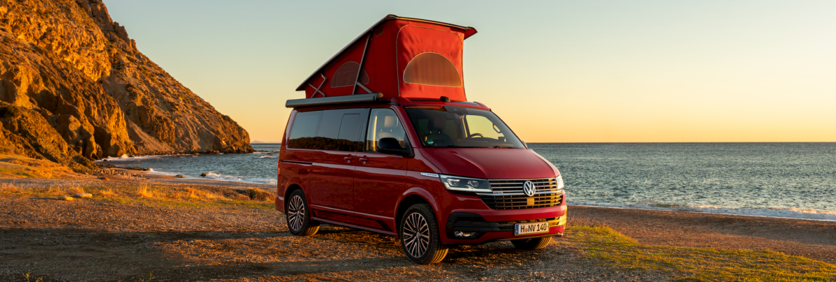 Camping am Strand: Blick auf den VW California und sein integriertes Dachzelt