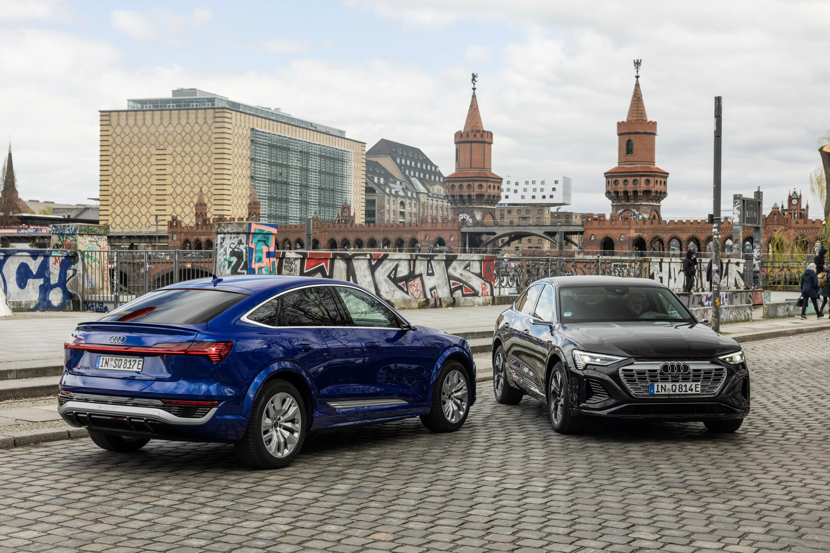 Der Audi q8 e-tron in der Front-, Seiten- und Heckansicht