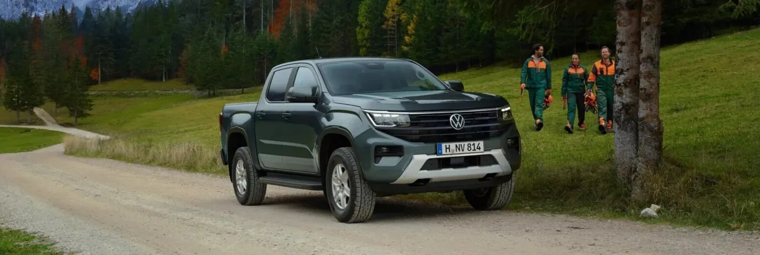 Vielseitig einsetzbar: der Volkswagen Amarok in der Front- und Seitenansicht