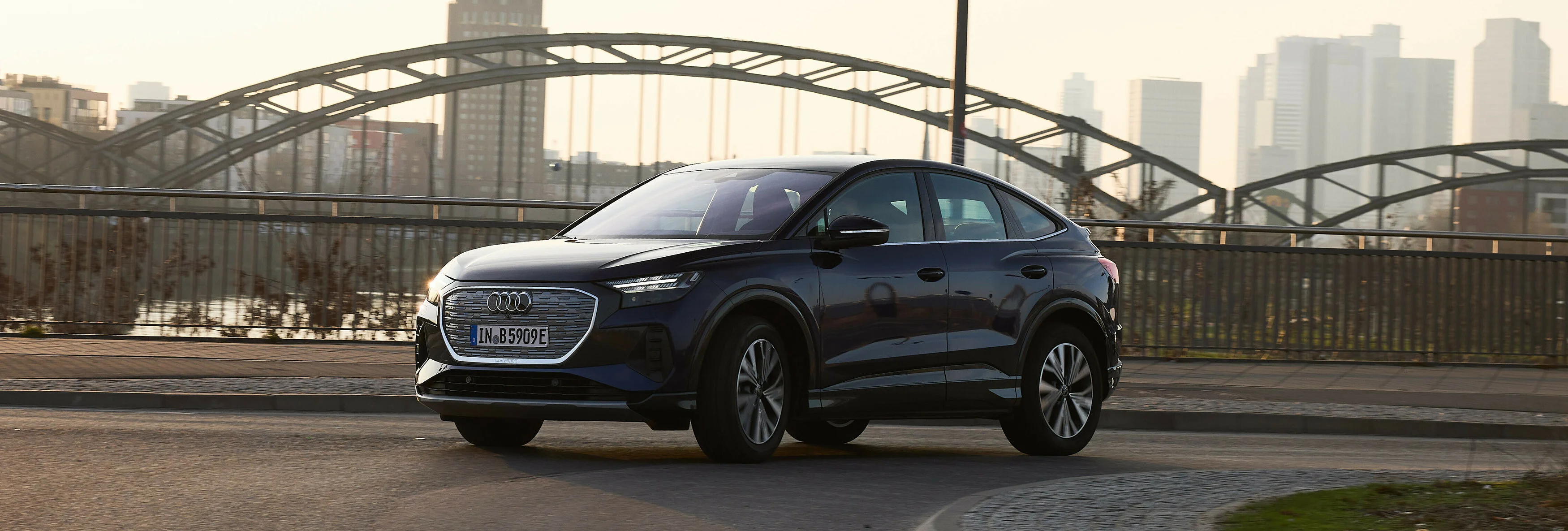Das Exterior des Audi Q4 etron in der Front- und Seitenansicht