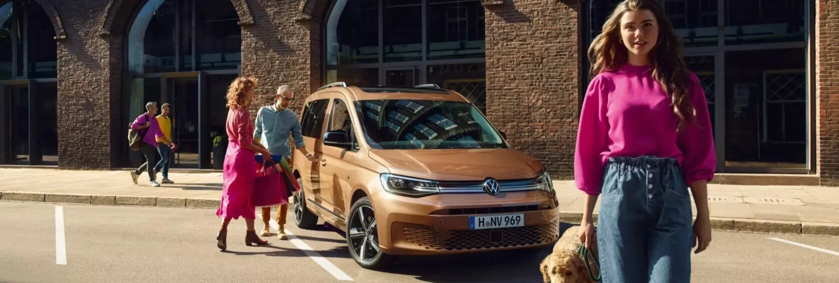 Das Exterior des Volkswagen Caddy im Alltag - Front- und Seitenansicht