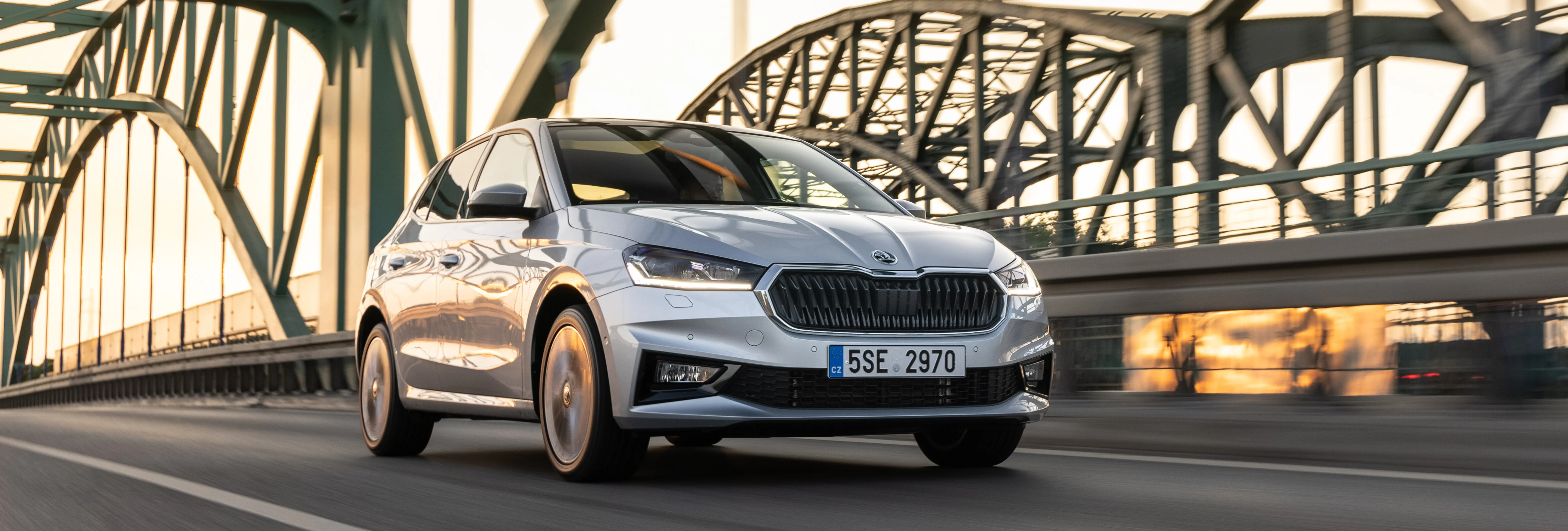 Der Skoda Fabia auf der Straße - das Exterior in der Front- und Seitenansicht