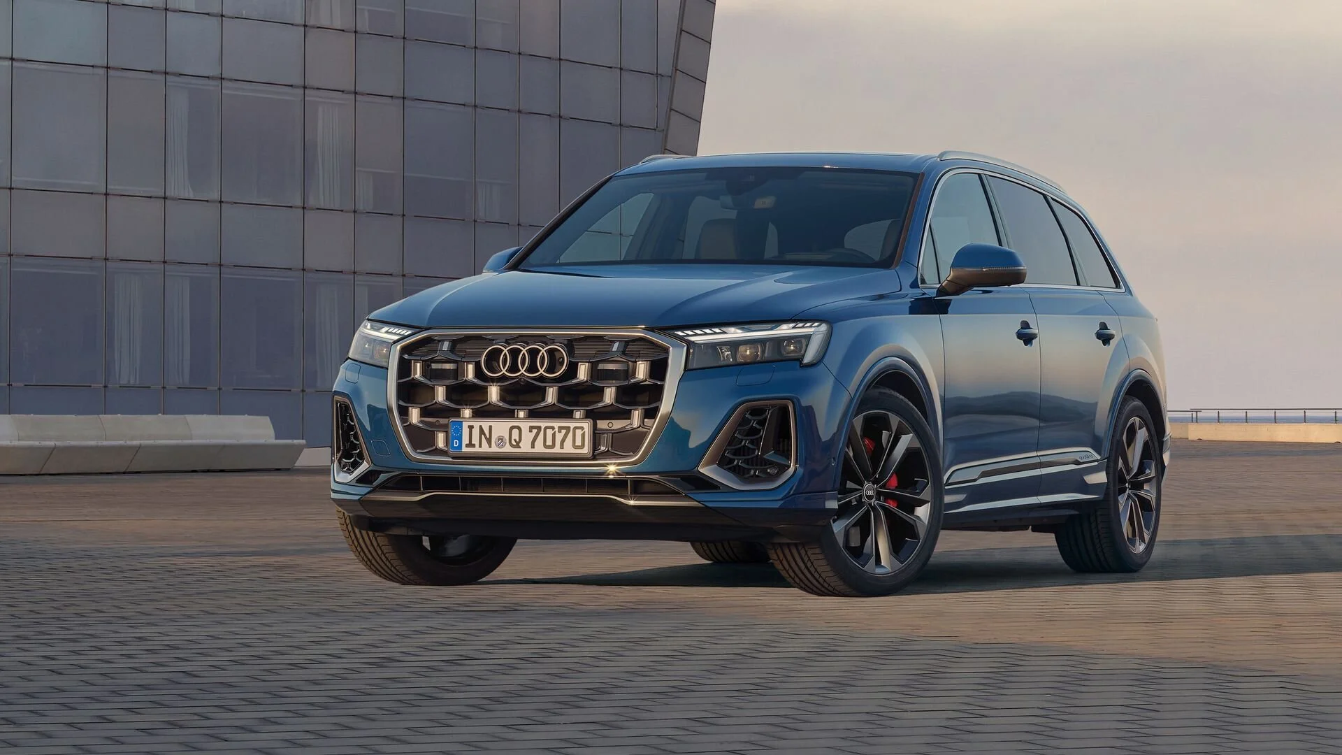 Der Audi Q7 in der Lackierung Waitomoblau Metallic.