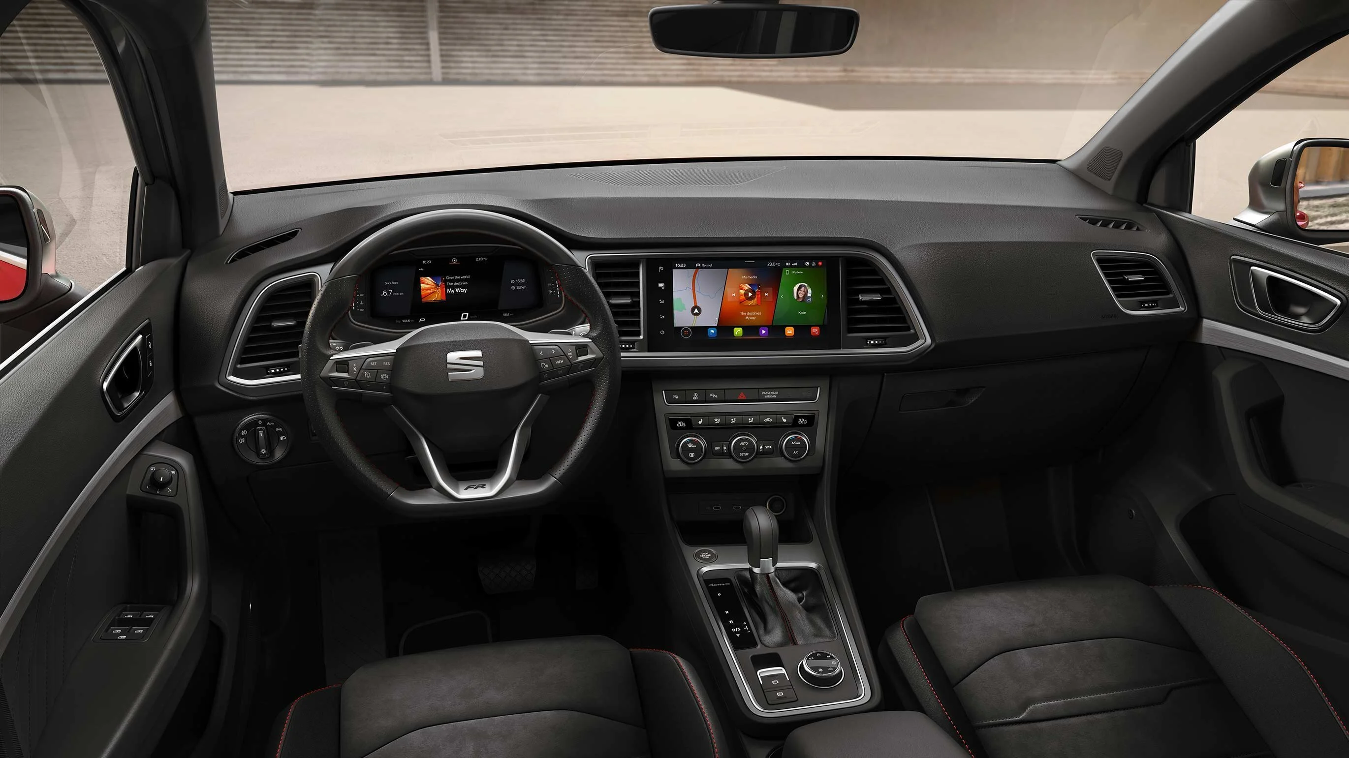 Blick in das Interior des Ateca: Cockpit, Lenkrad und Infotainment