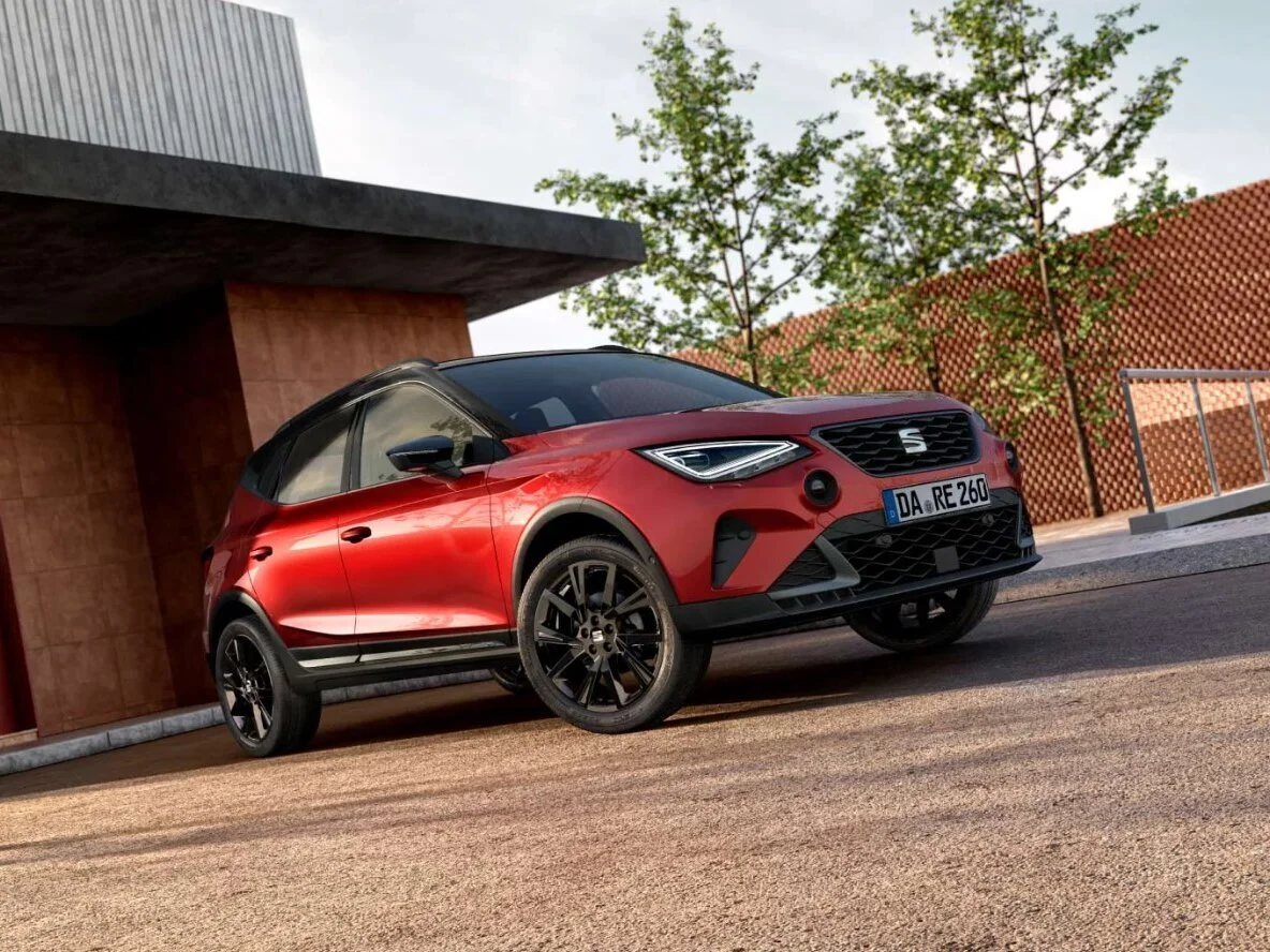 Ein roter SEAT Arona FR in der Außenansicht