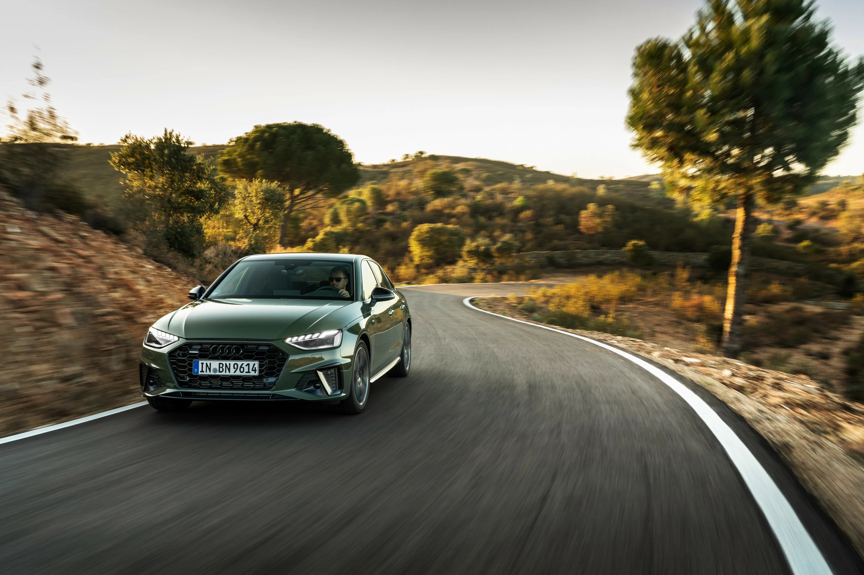 Dynamische Fahraufnahme des Audi A4