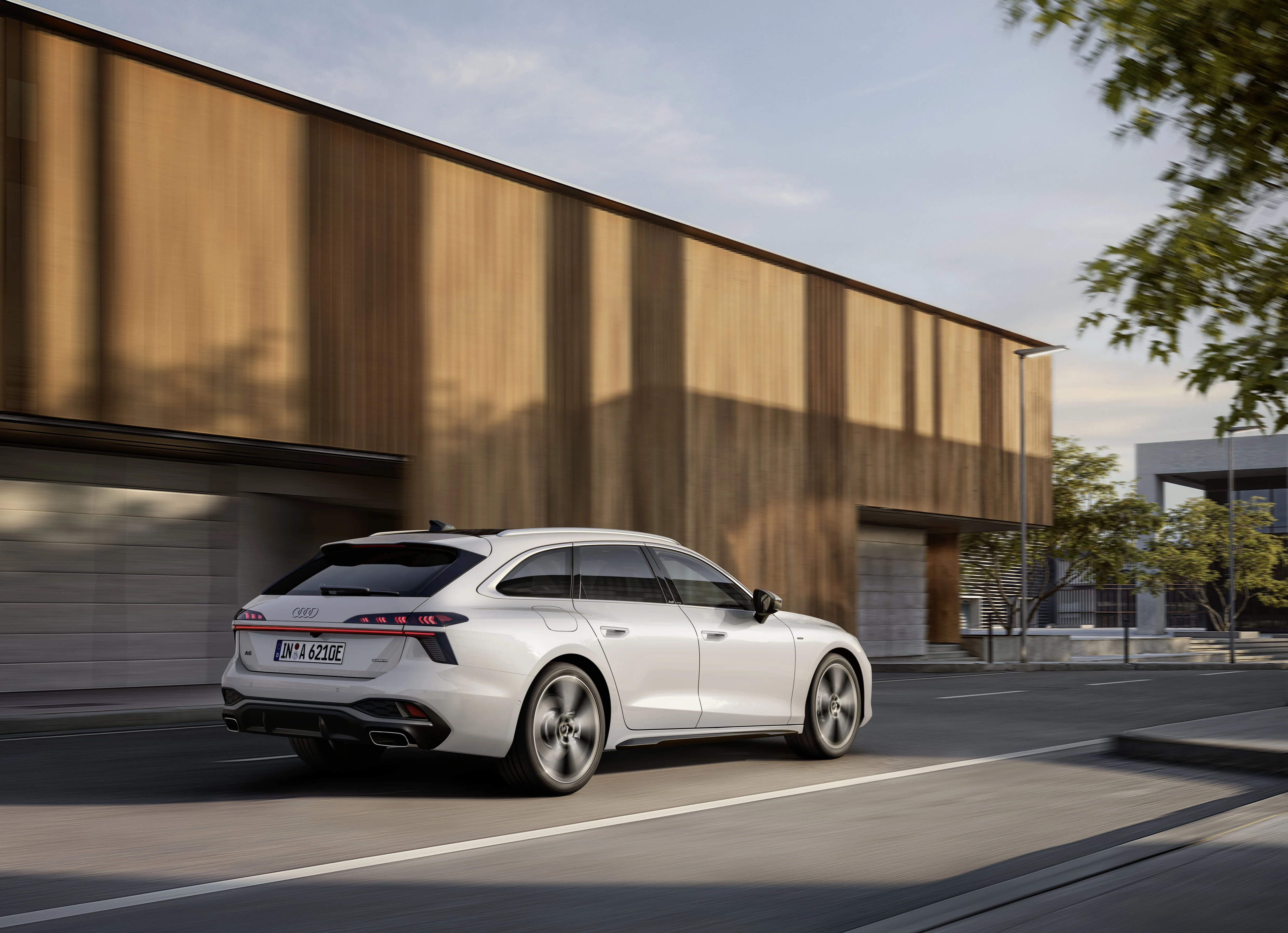 Das Exterior des Audi A6 e-hybrid aus der Seiten- und Heckansicht.