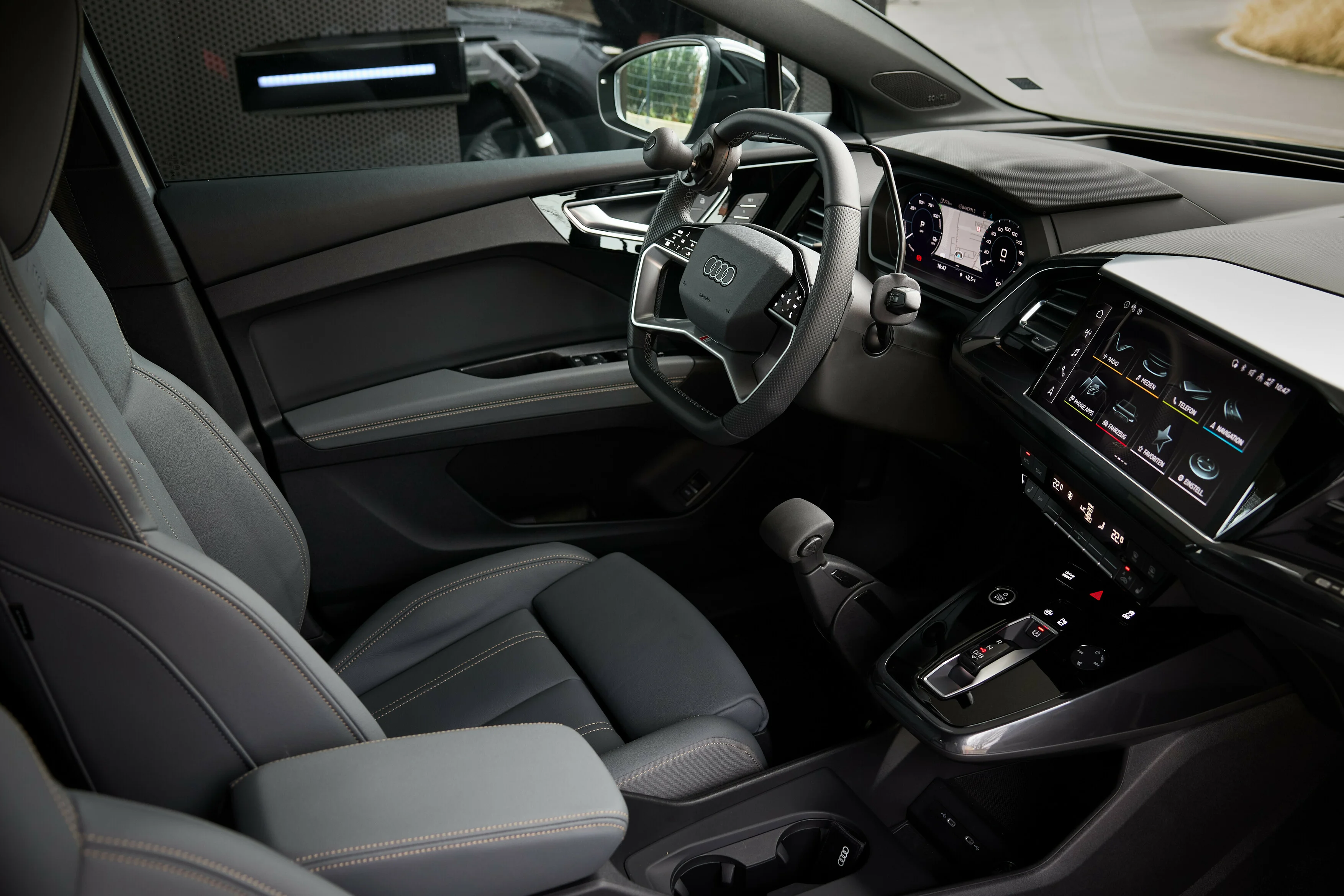 Blick in das Interior des Audi Q4 e tron: die vordere Sitzreihe