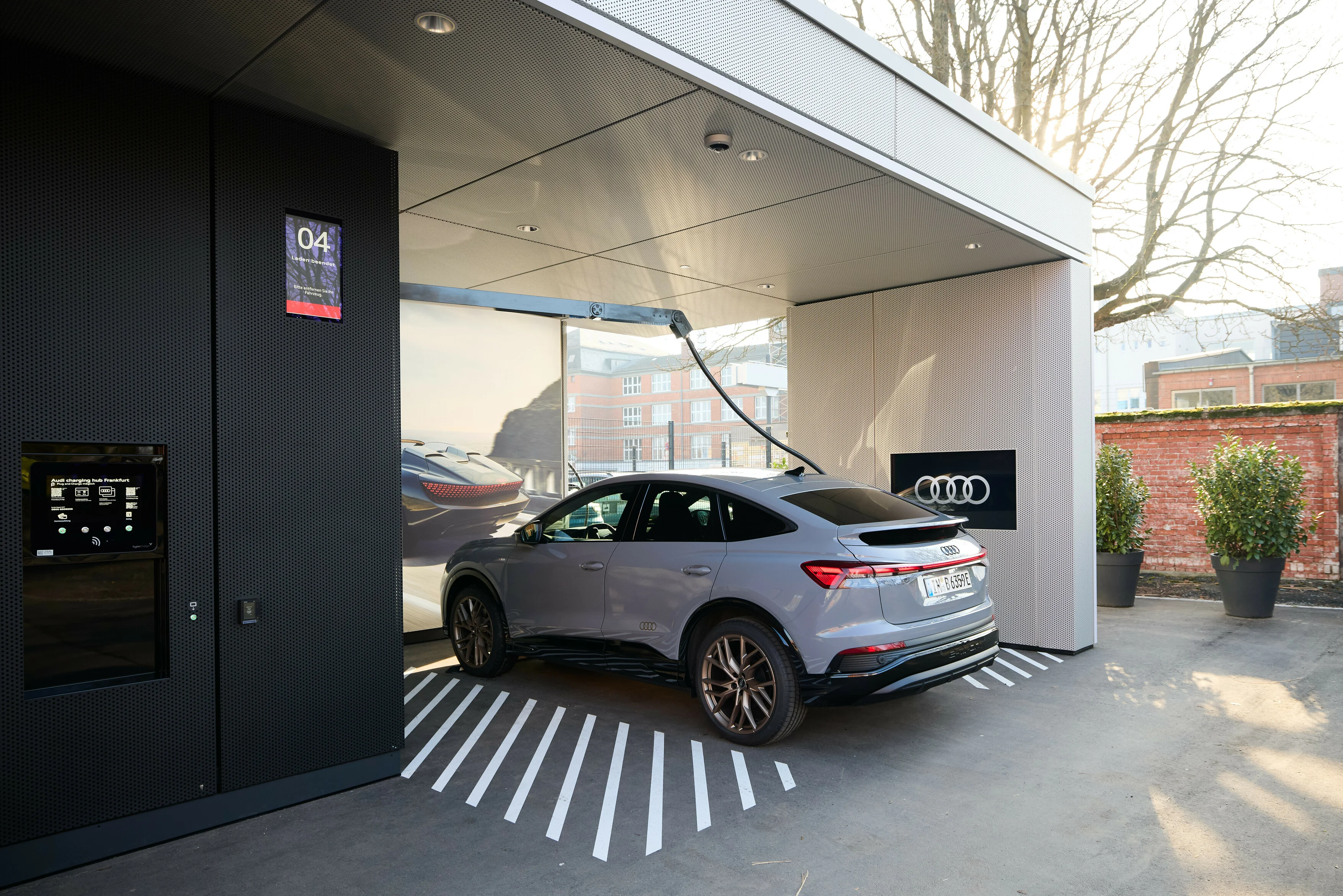 Der vollelektrische Audi Q4 e-tron an der Ladestation