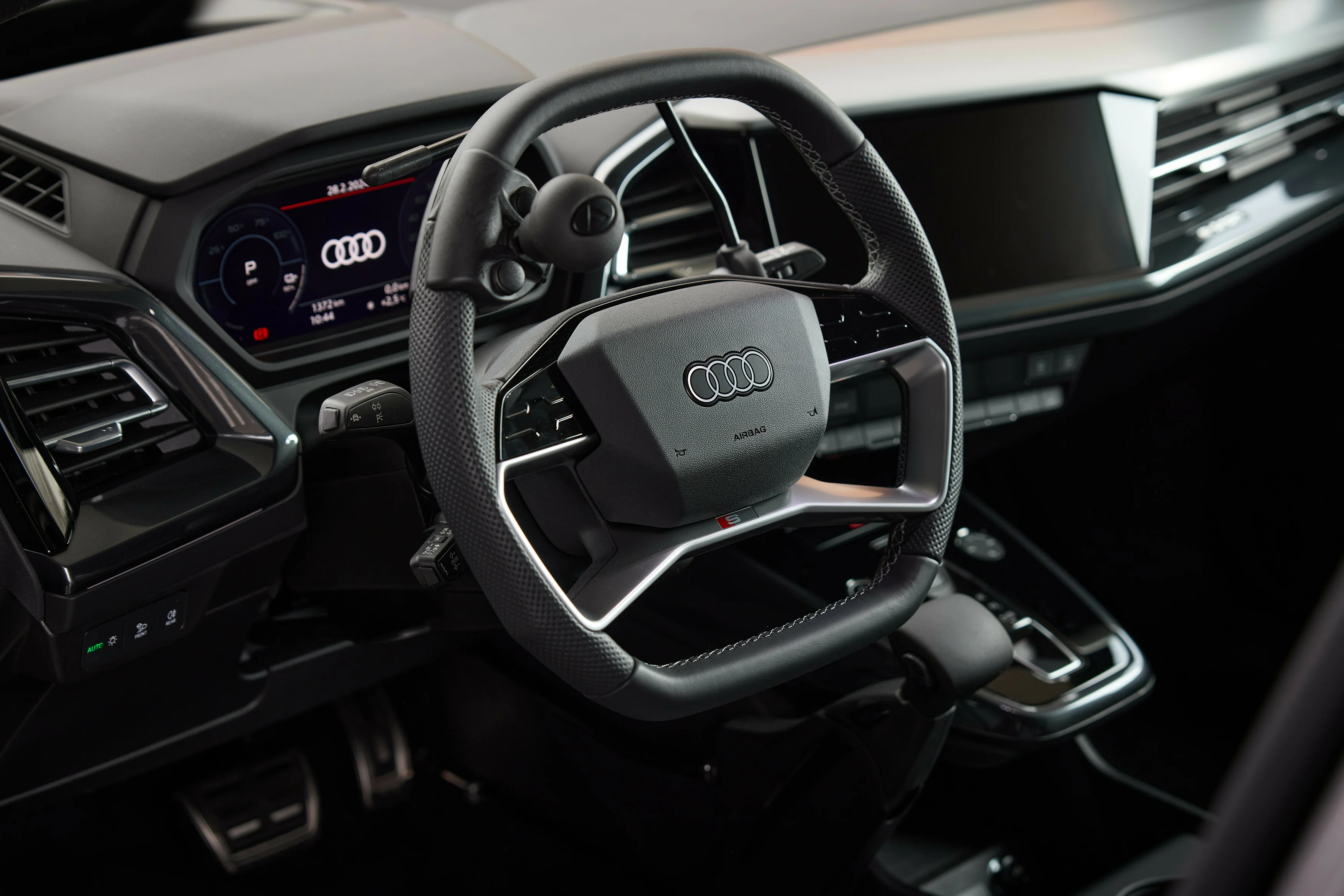 Das Cockpit des Audi Q4 e-tron mit Blick auf das Lenkrad und die digitalen Funktionen