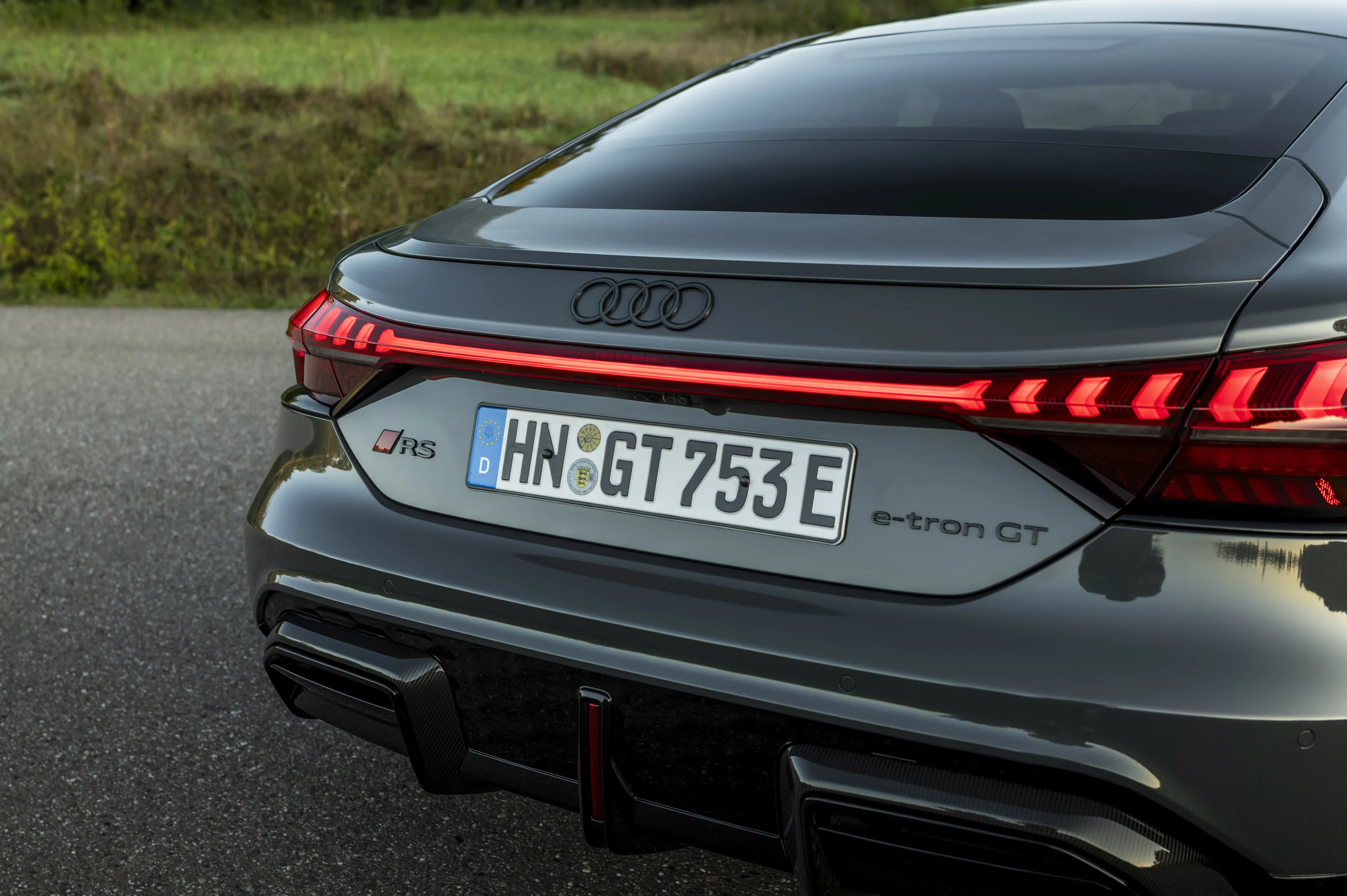 Der Audi RS e tron GT in der Heckansicht: Detailaufnahme des Emblems