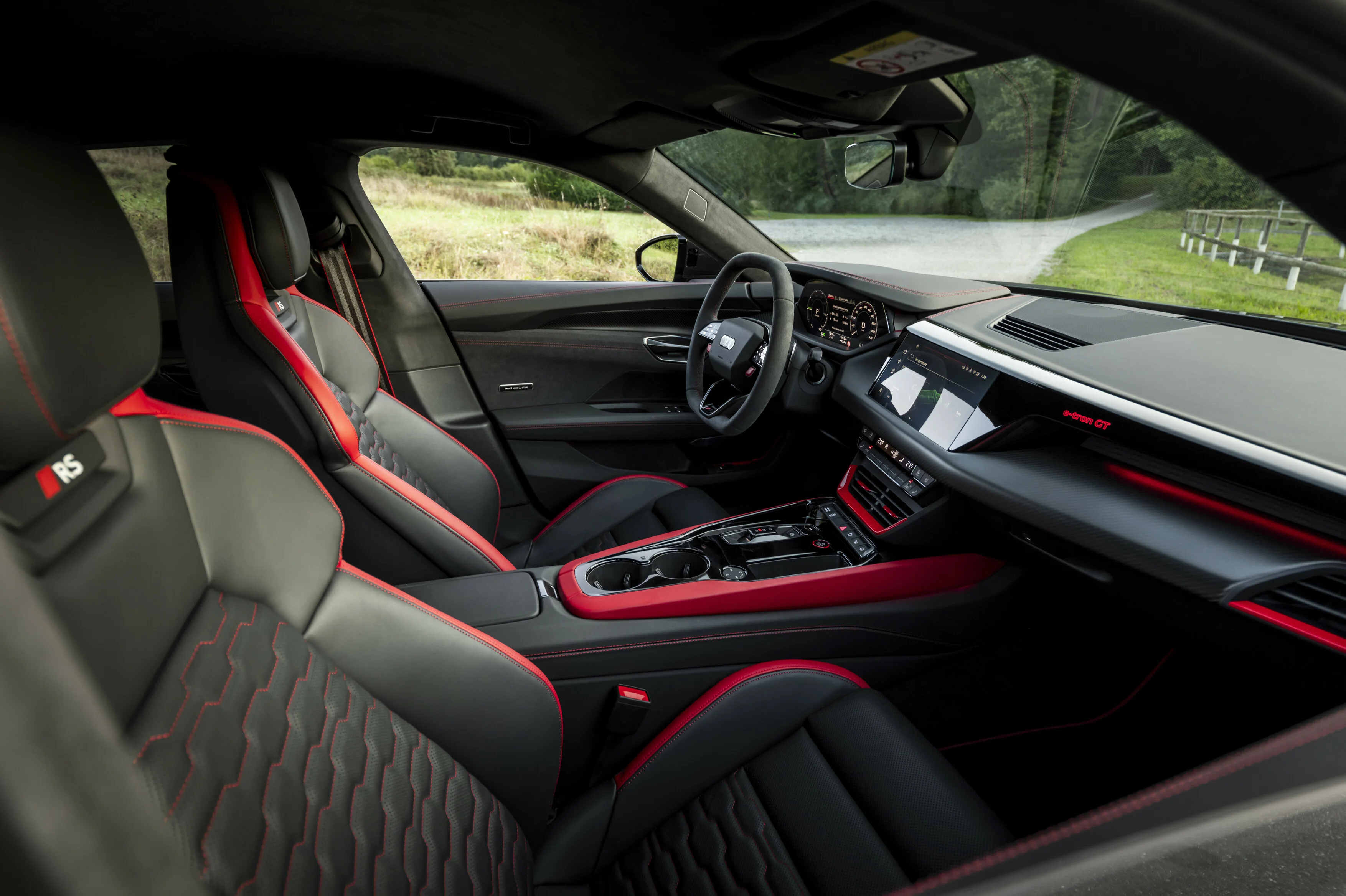 Blick in das sportliche Interior des Audi RS e-tron GT