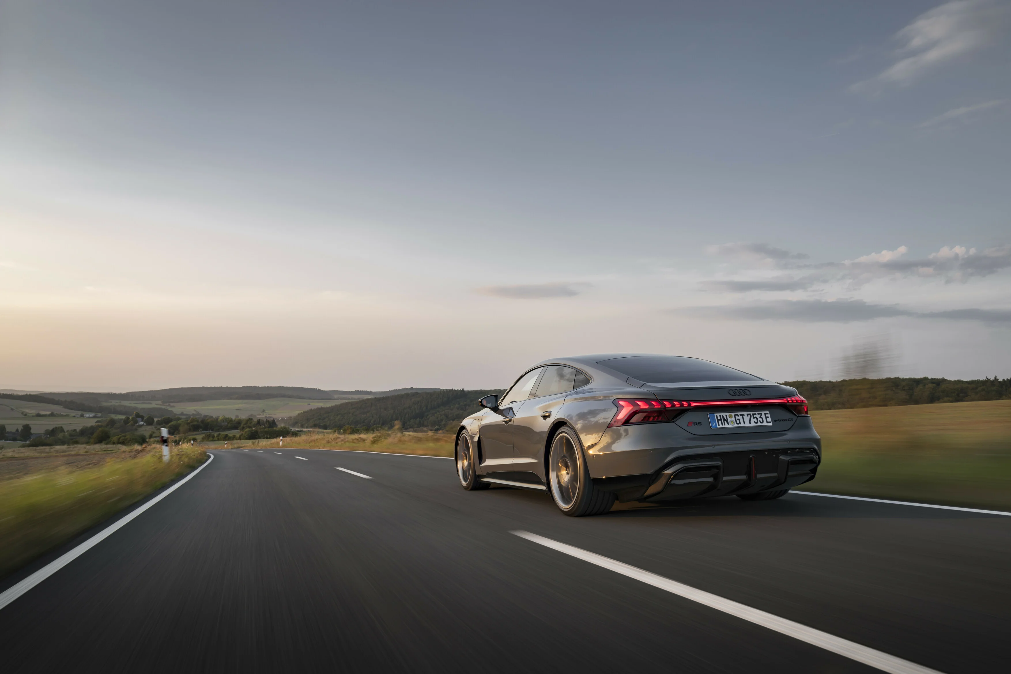 Dynamische Fahraufnahme des Audi RS e-tron Gran Turismo