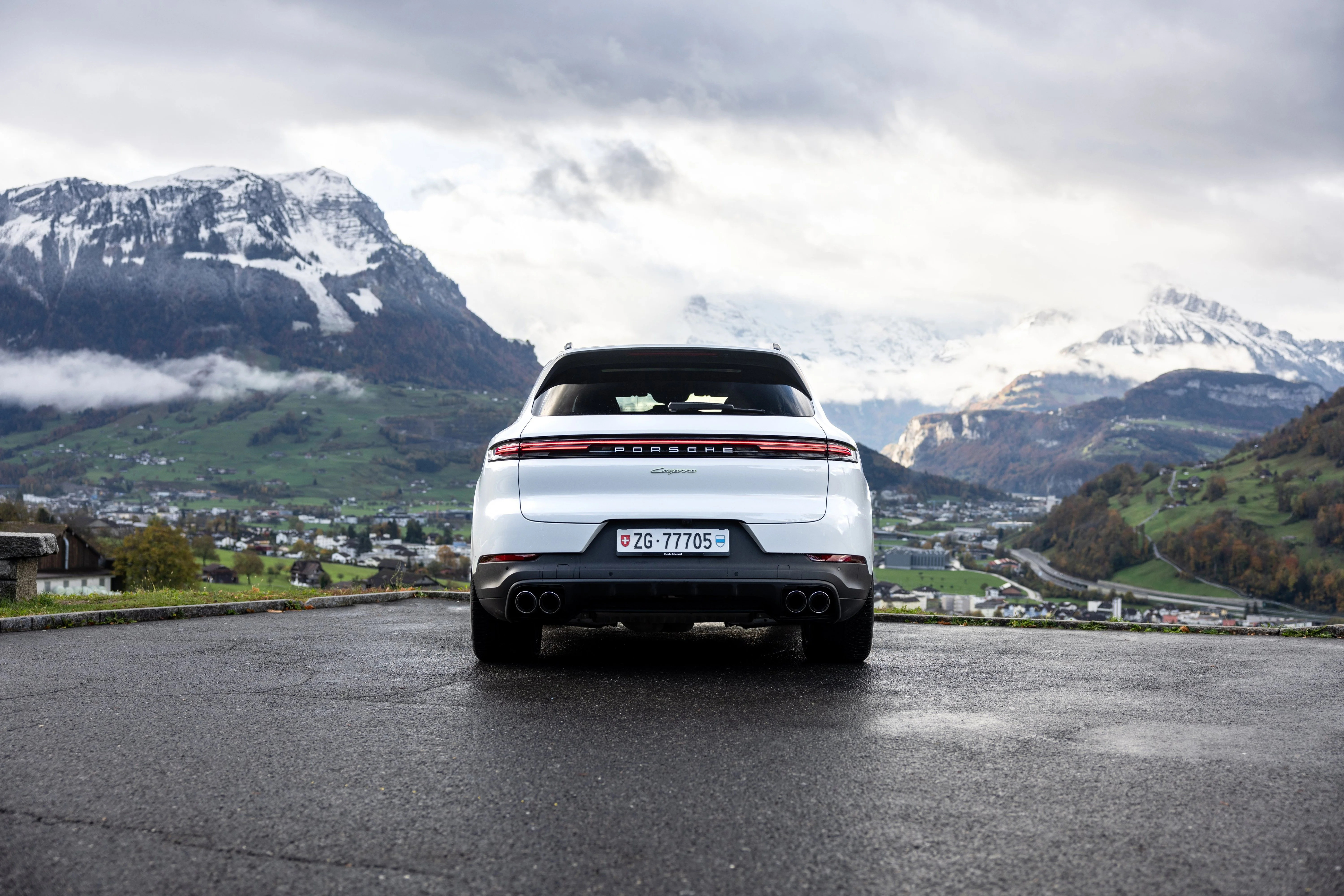 Der Porsche Cayenne E-Hybrid in der Heckansicht.