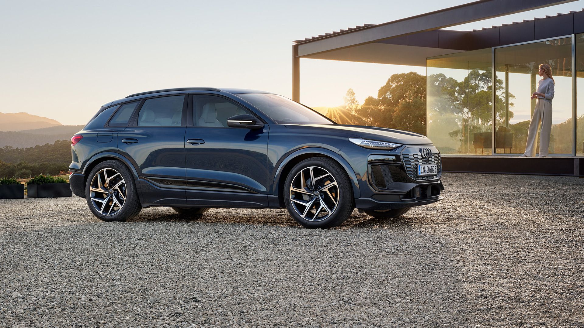 Der Audi Q6 in der Lackierung Plasmablau Metallic.