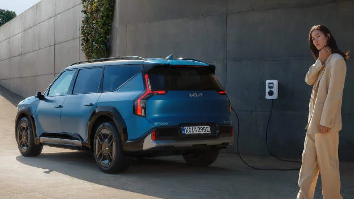 Der vollelektrische KIA EV9 von hinten: die Heckansicht.