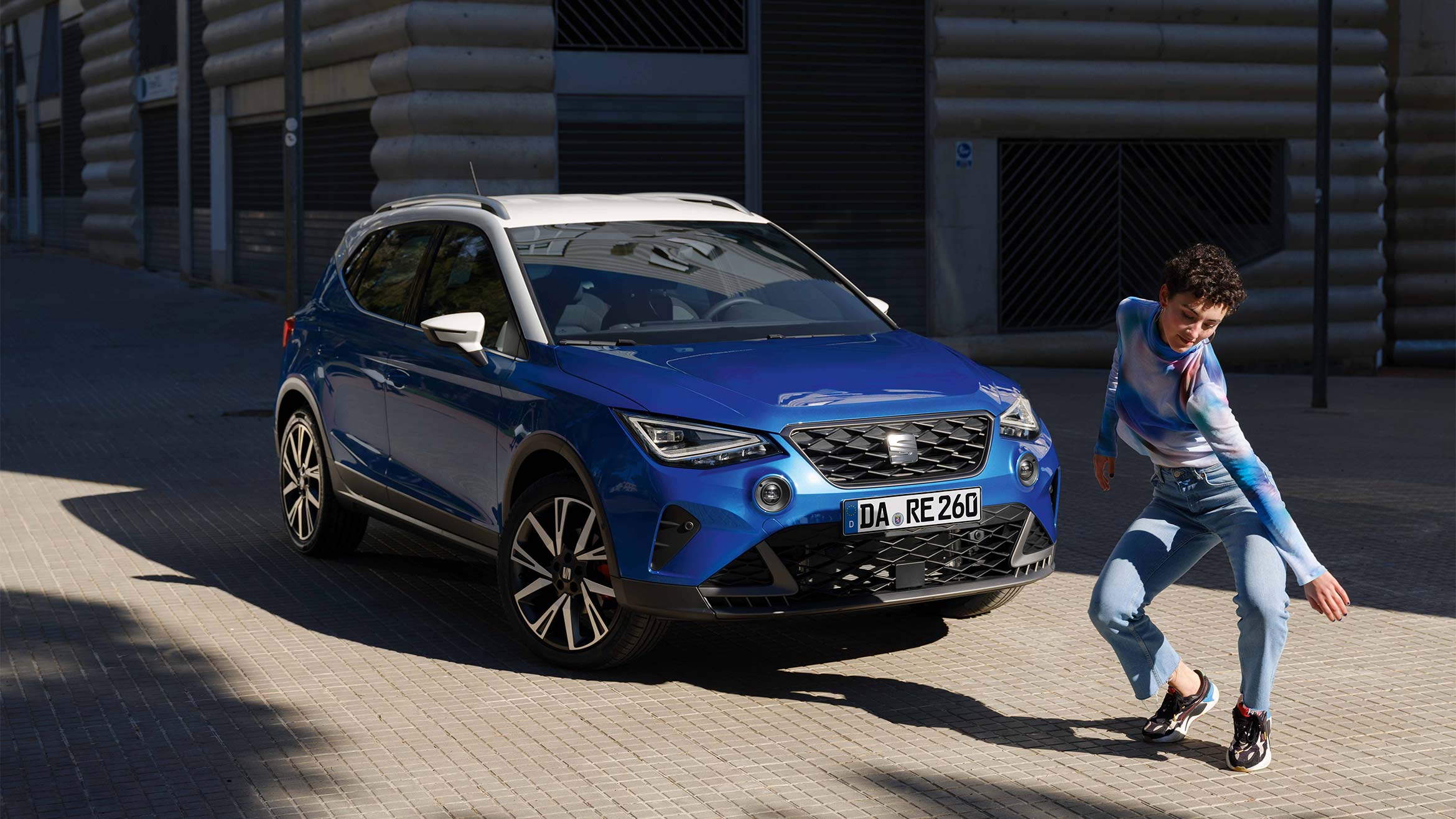 Blick auf das Exterior des Seat Arona in blauer Lackierung