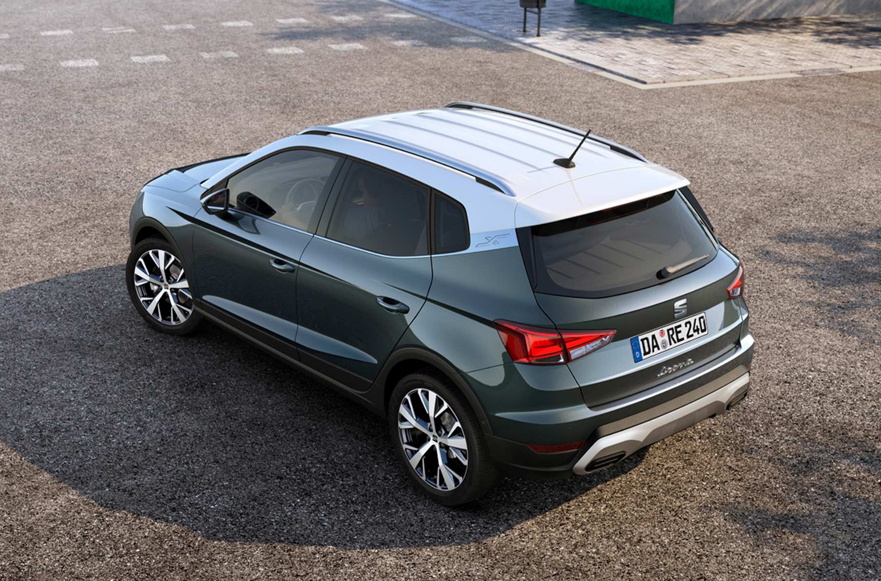 Vogelperspektive: Blick auf das farblich abgesetzte Dach des Seat Arona