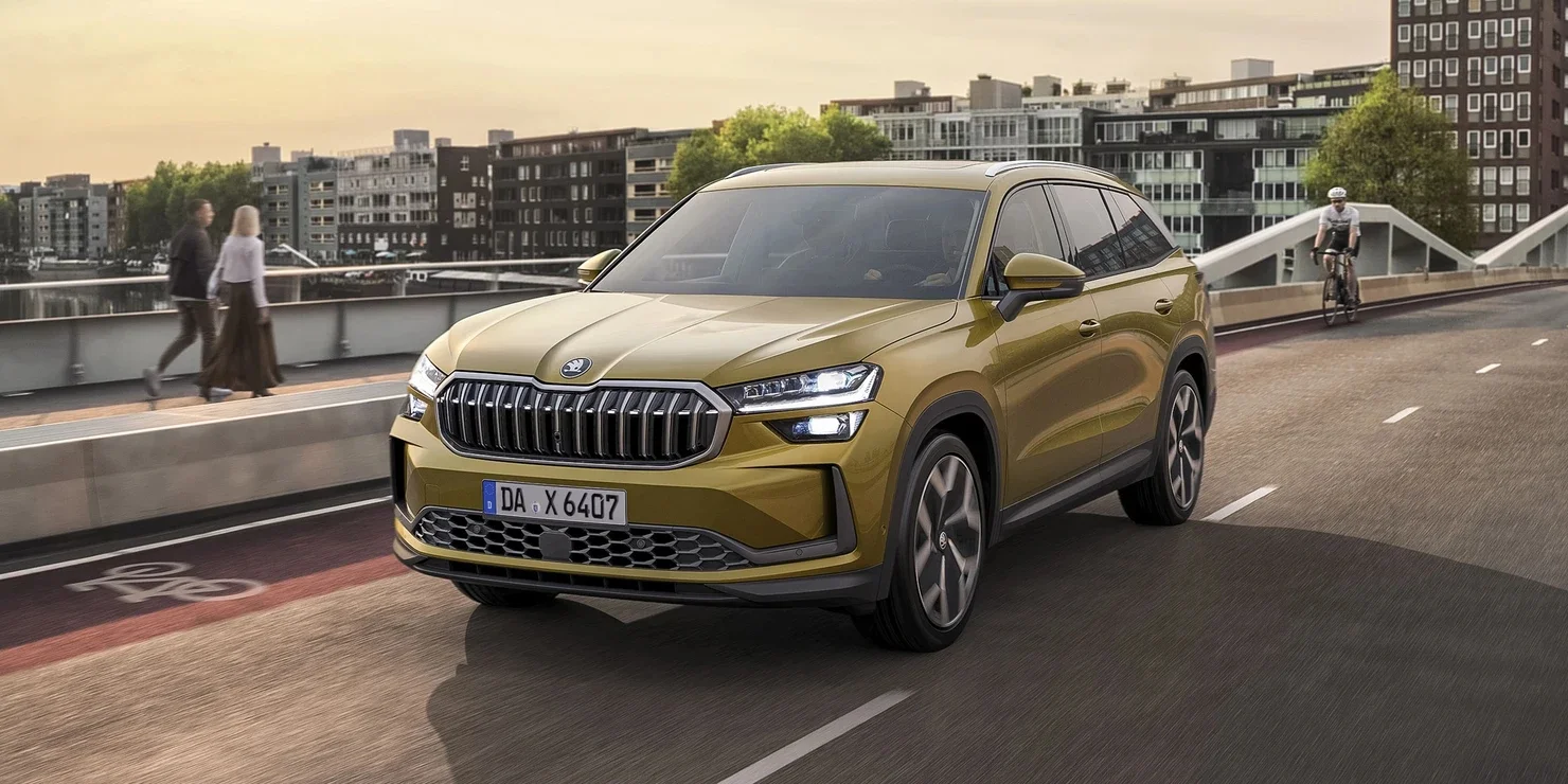Der Skoda Kodiaq auf der Straße - Blick auf das Exterieur aus der Front- und Seitenansicht