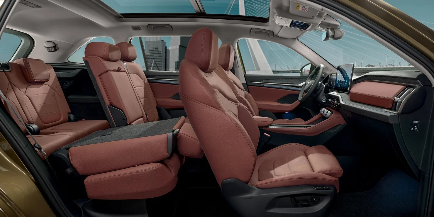 Das Interior des Skoda Kodiaq: Geräumiges Platzangebot und gemütliche Sitze in Cognac-Braun