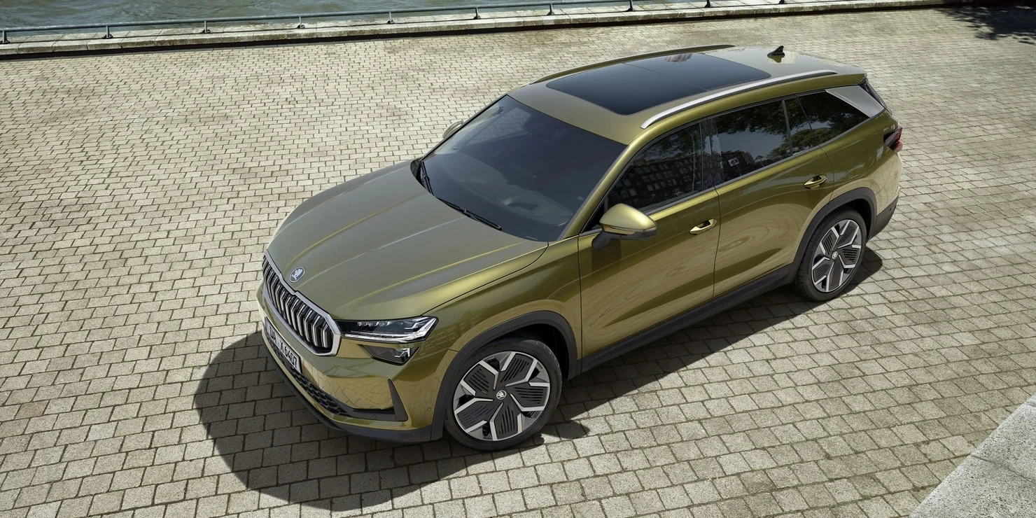 Der Skoda Kodiaq aus der Vogelperspektive: Blick auf das Panorama-Dach