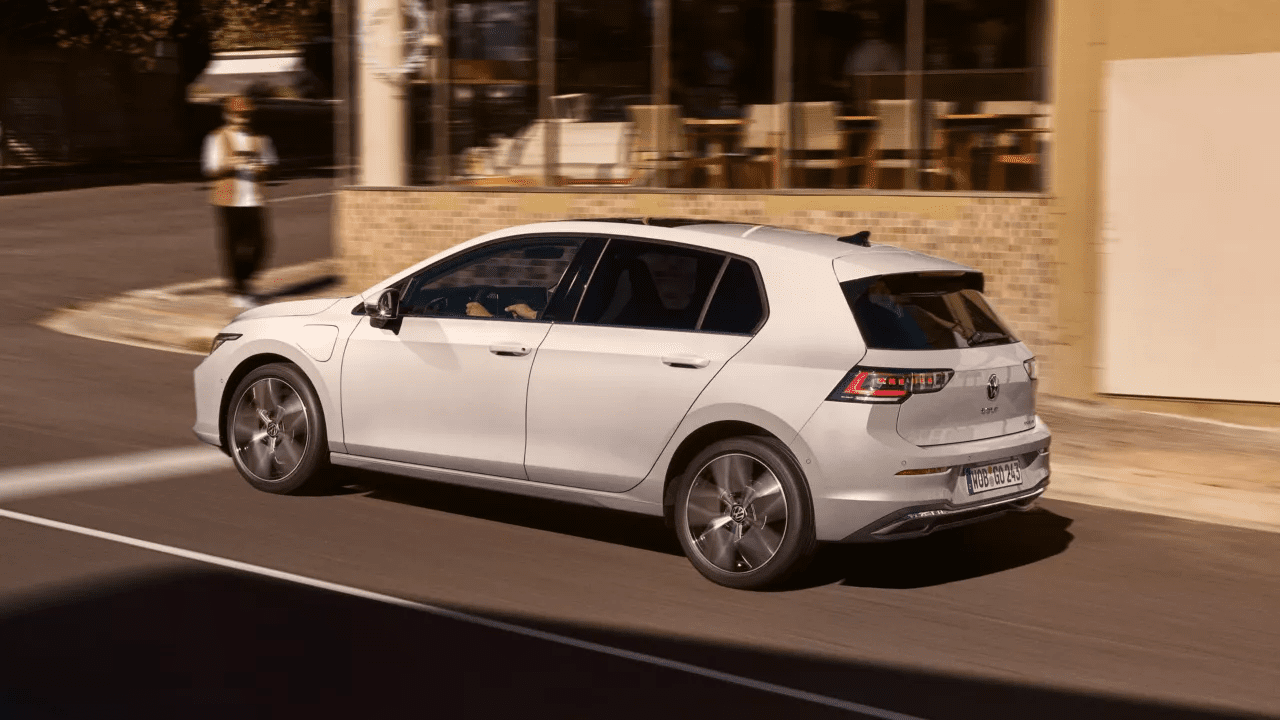 Seitenansicht des VW Golf auf der Straße. 