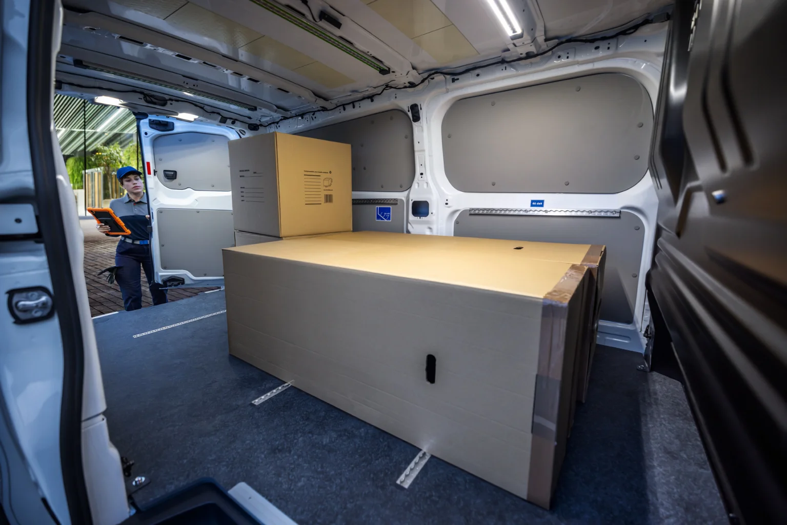 Blick in den geräumigen Laderaum des VW Transporter