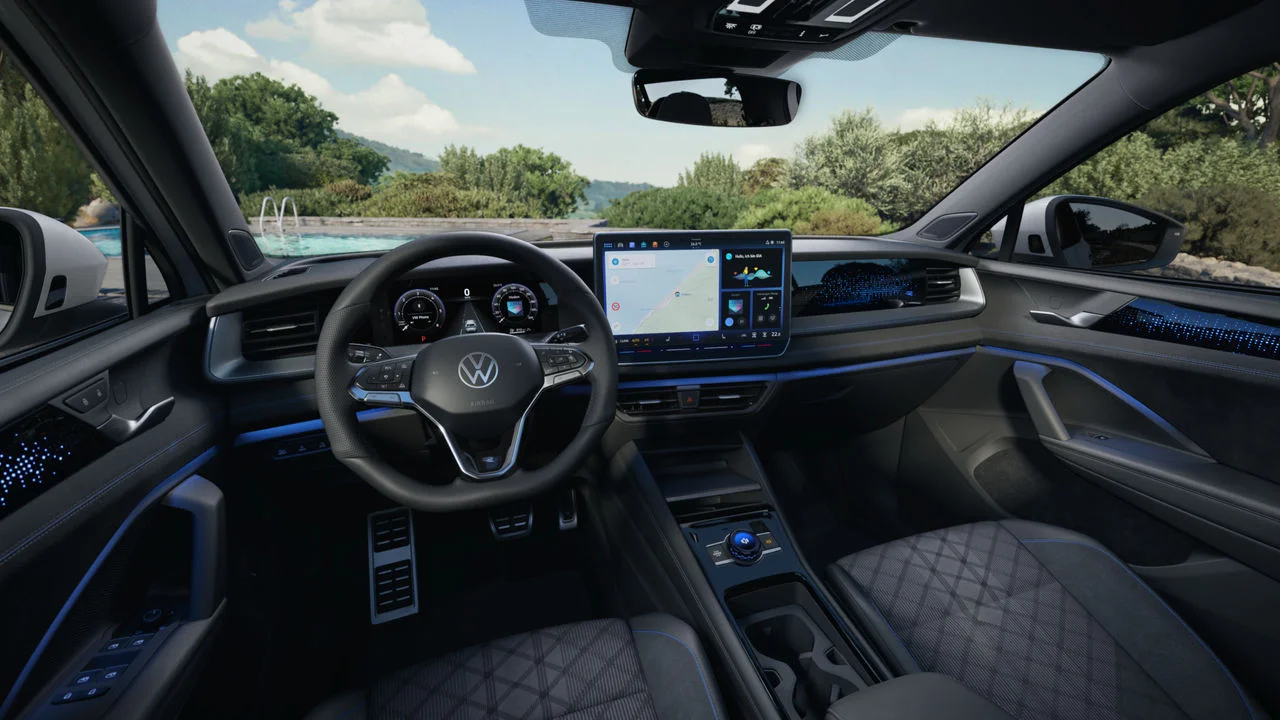 Blick in das Interior des Tayron: Lenkrad, Armaturenbrett und Infotainment Display