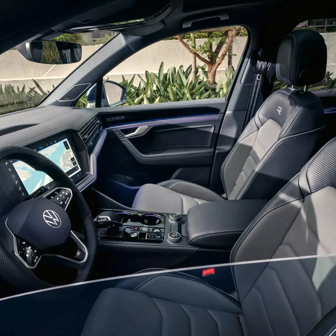Ein Blick durch das offene Fahrerfenster - das Interior des VW Touarek.