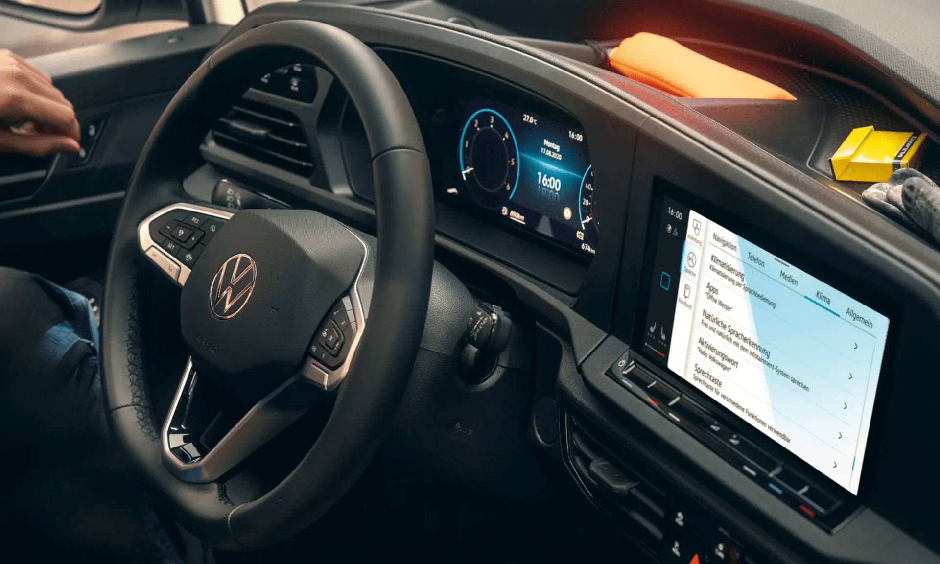 Displays und Lenkrad im VW Caddy