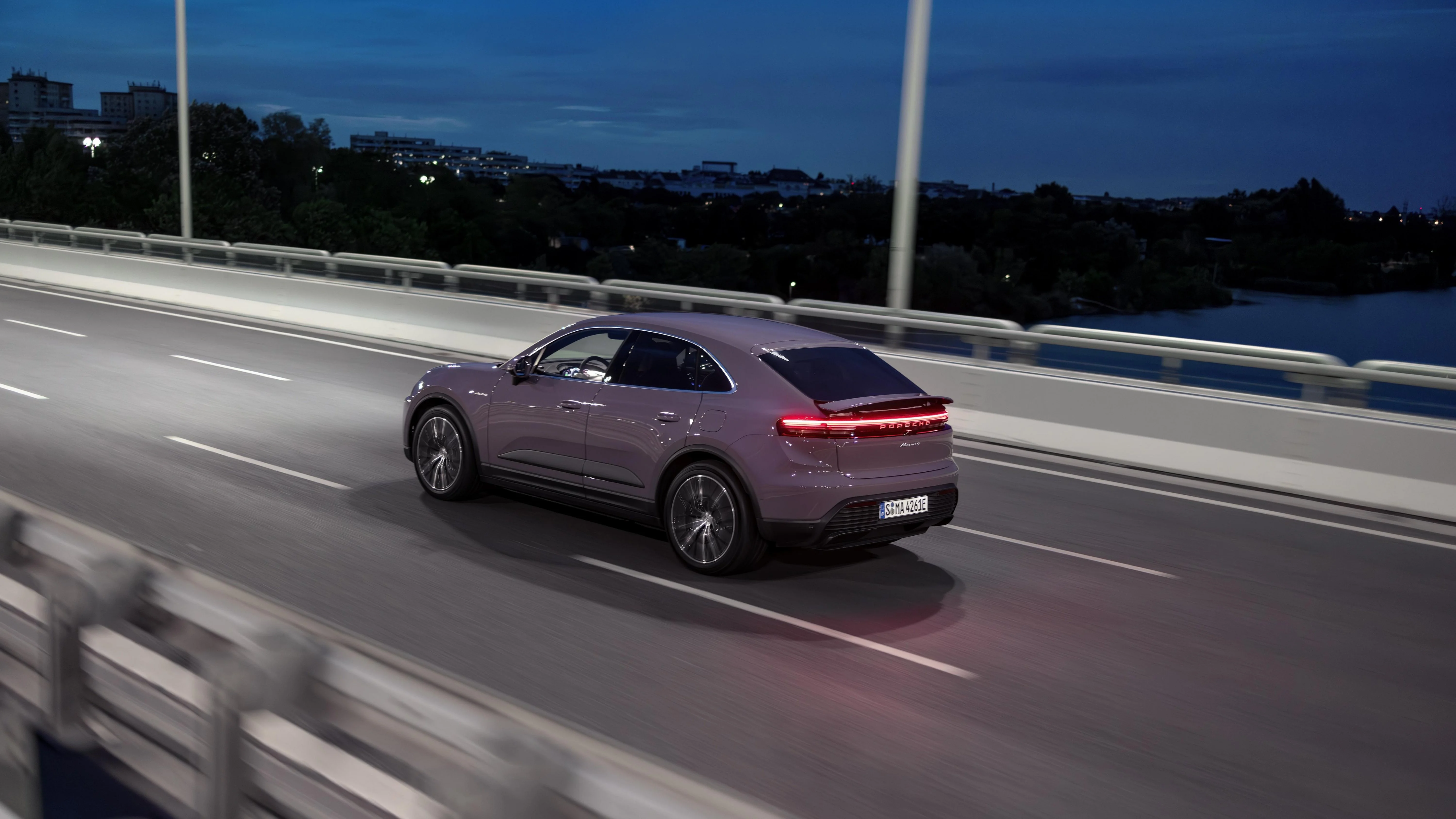 Der Porsche Macan 4 in der Heckansicht.