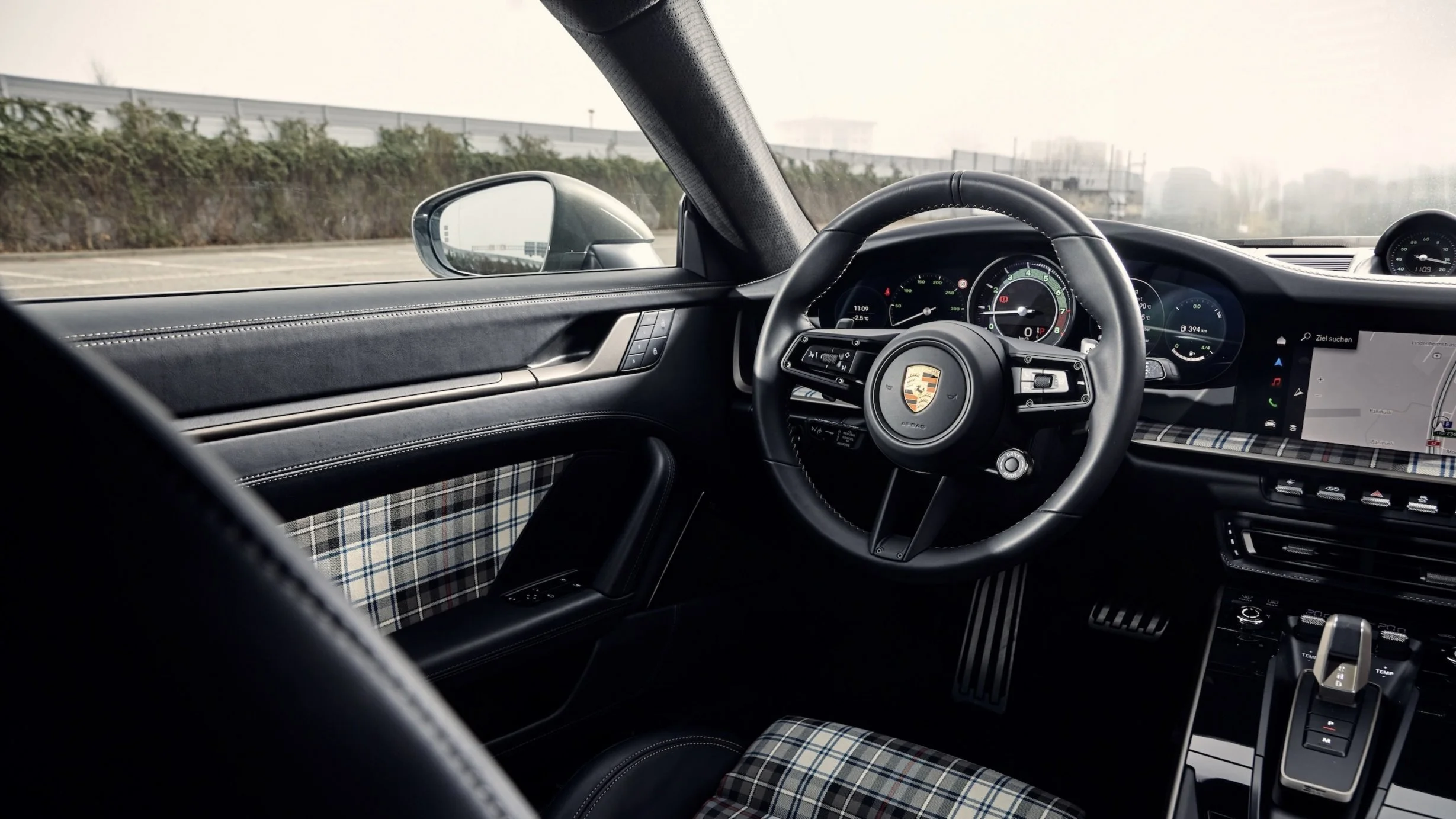 Sicht auf das Cockpit des neuen Porsche 911 Turbo 50 Jahre.
