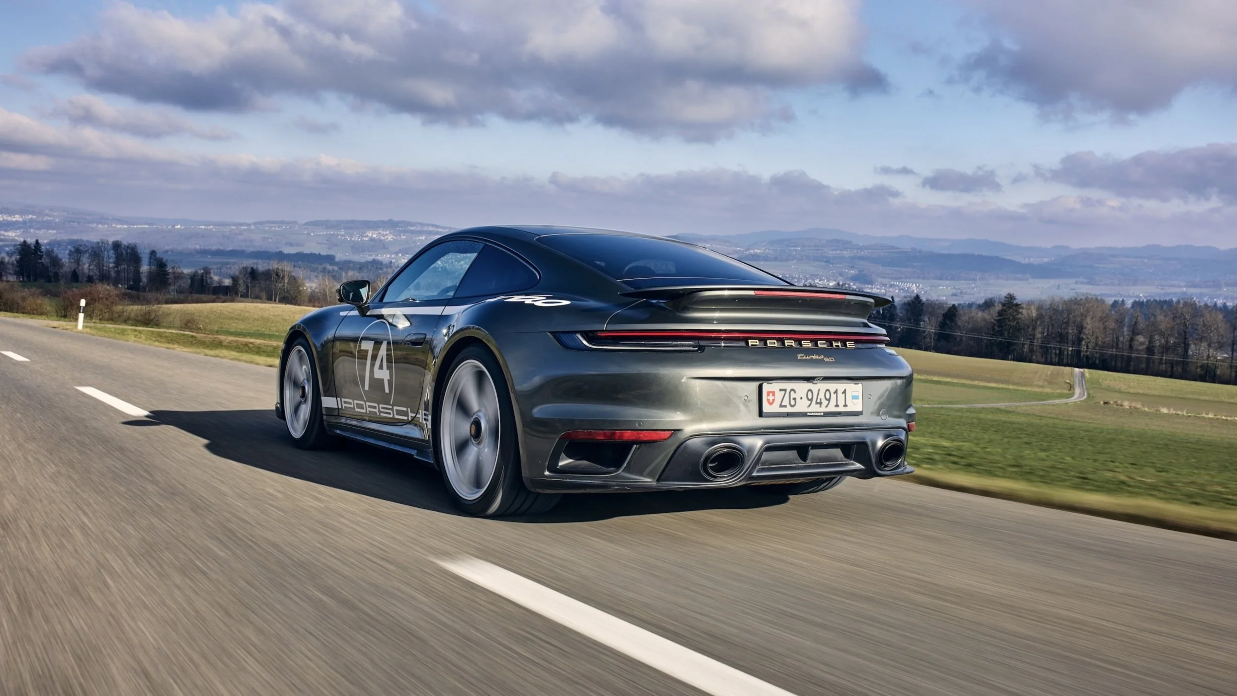 Das Exterior des Porsche 911 Turbo 50 jähre  aus der Seiten- und Heckansicht.