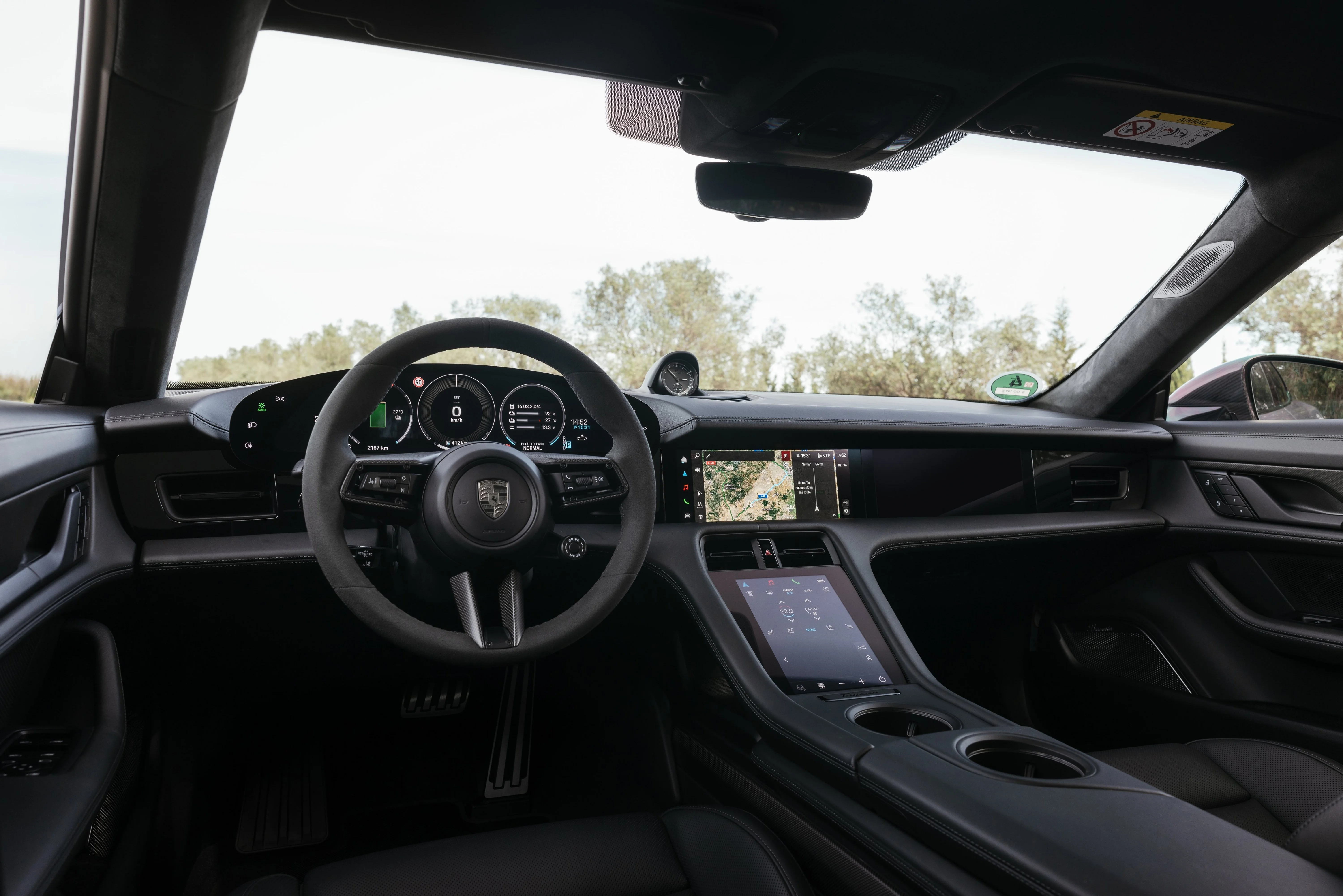 Sicht auf das Cockpit des neuen Porsche Taycan Turbo S.