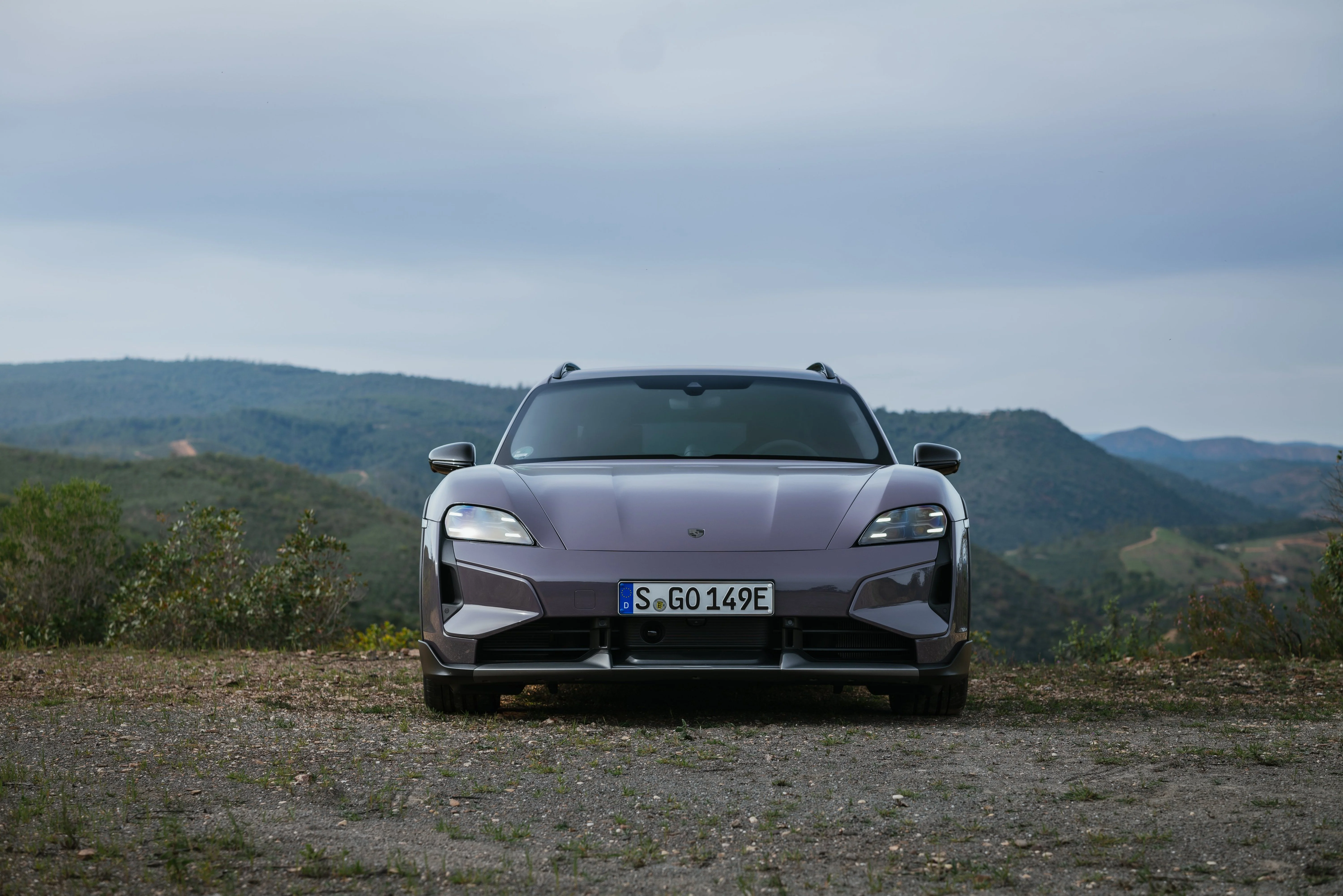 Frontansicht auf das Exterior des neuen Porsche Taycan Turbo S.