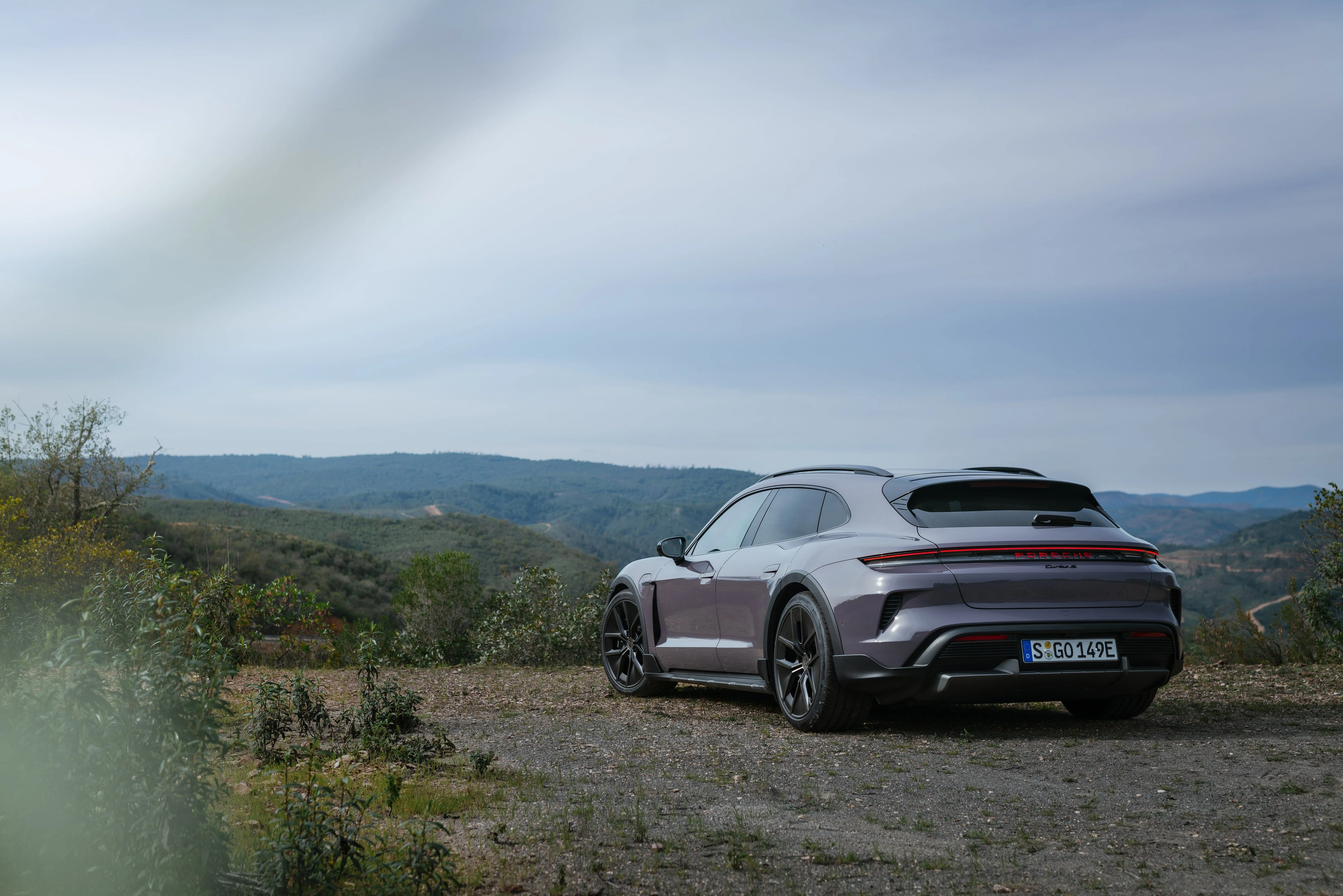 Das Exterior des Porsche Taycan Turbo S aus der Seiten- und Heckansicht.